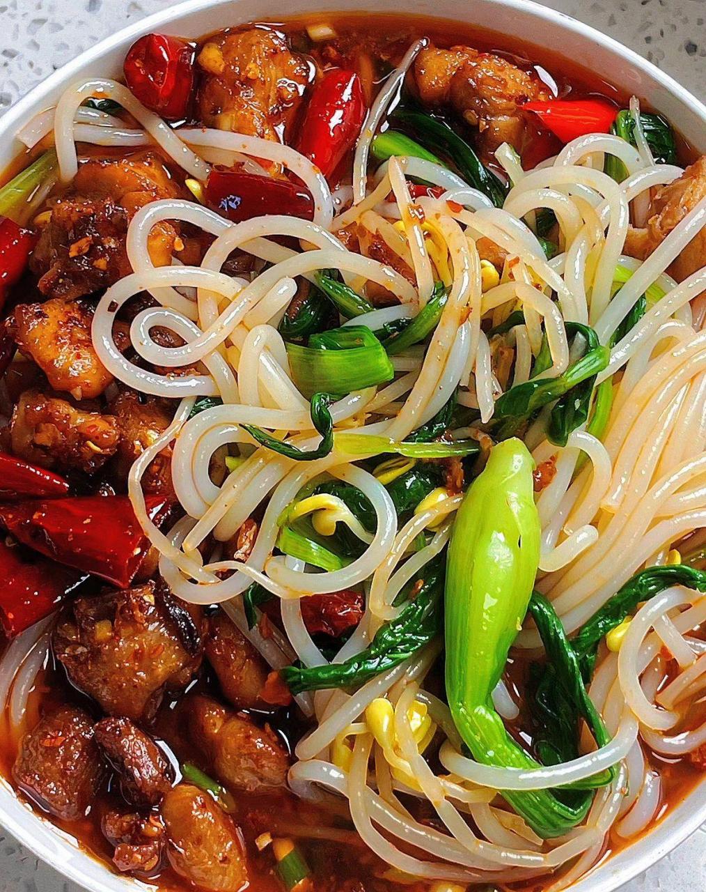 辣子鸡米线? ?做法: 1?