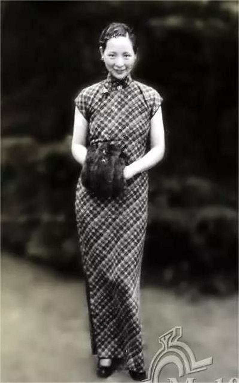 图为老上海最风光的社交名媛唐瑛,六十多岁依旧着一身葱绿色旗袍,眼波