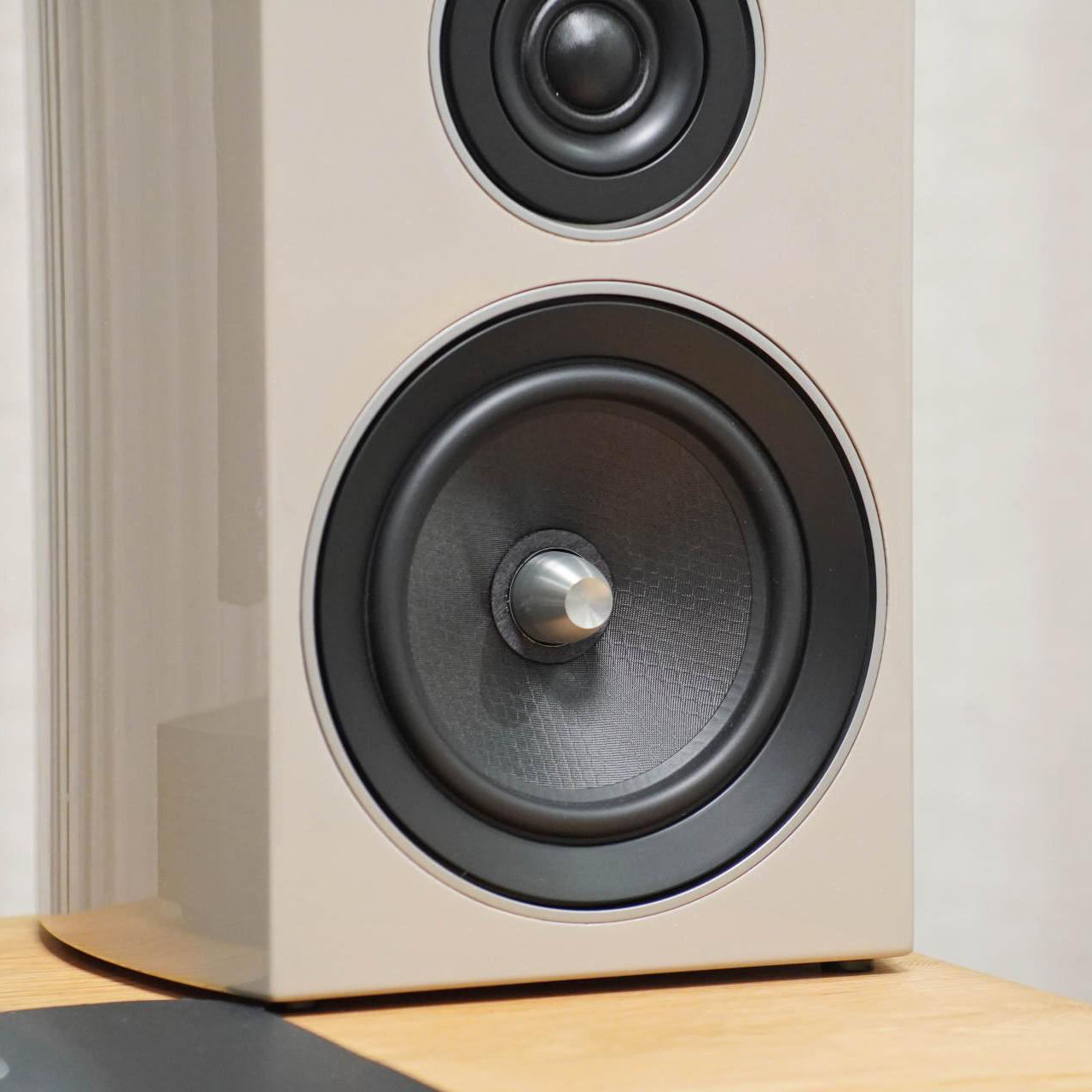 在懂音响的朋友推荐下入手了这个尊宝c707pa音箱,往桌面上一放就是