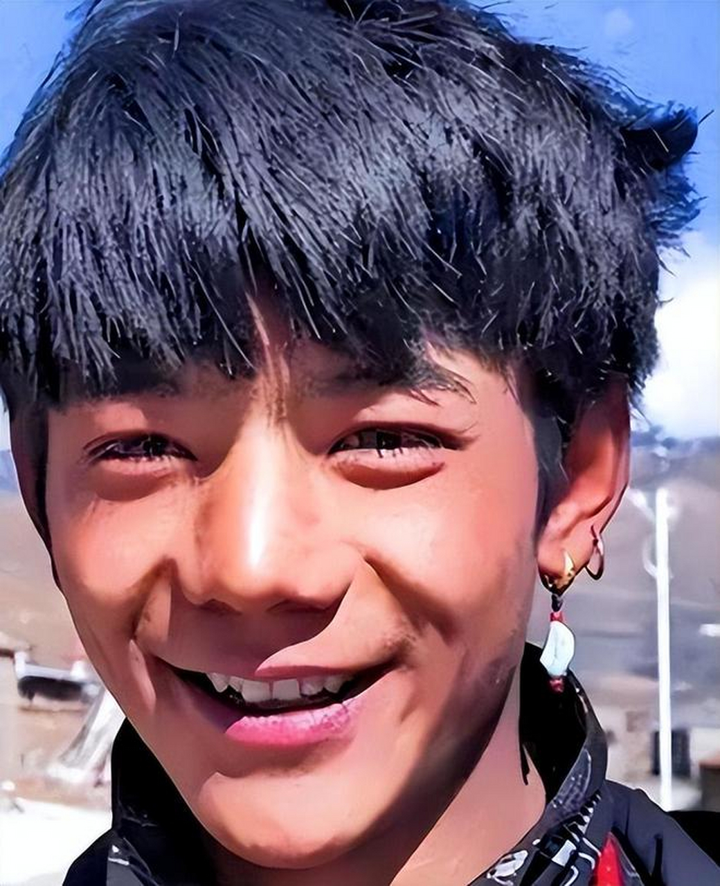 藏族男孩丁真凭借着10秒钟的微笑,成为"甜野男孩",一时间他的故乡理塘
