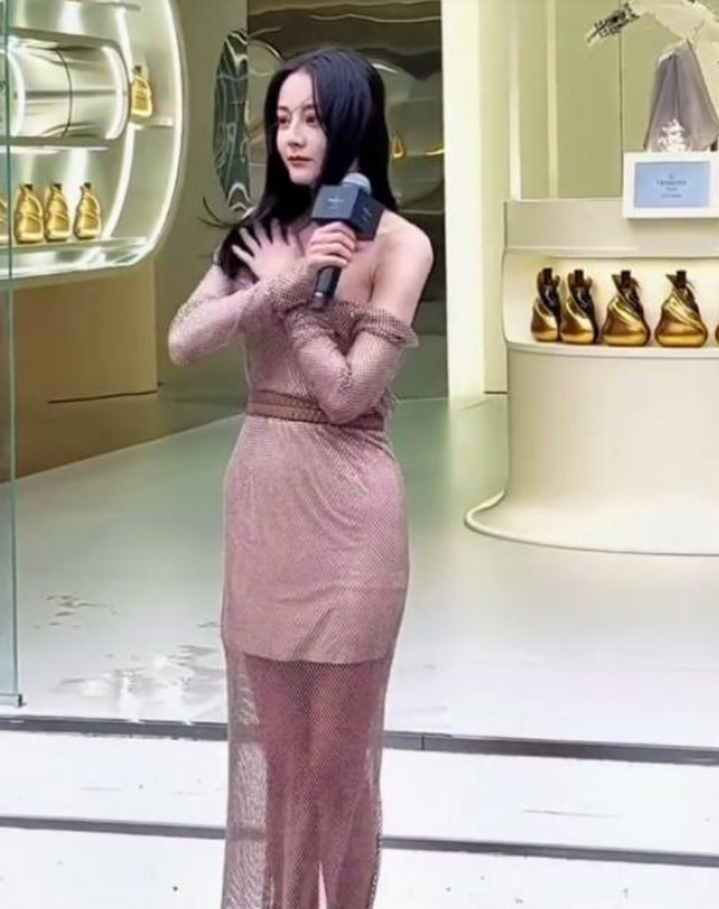 迪丽热巴上海出席活动,一字肩粉金纱裙在寒风中营业!