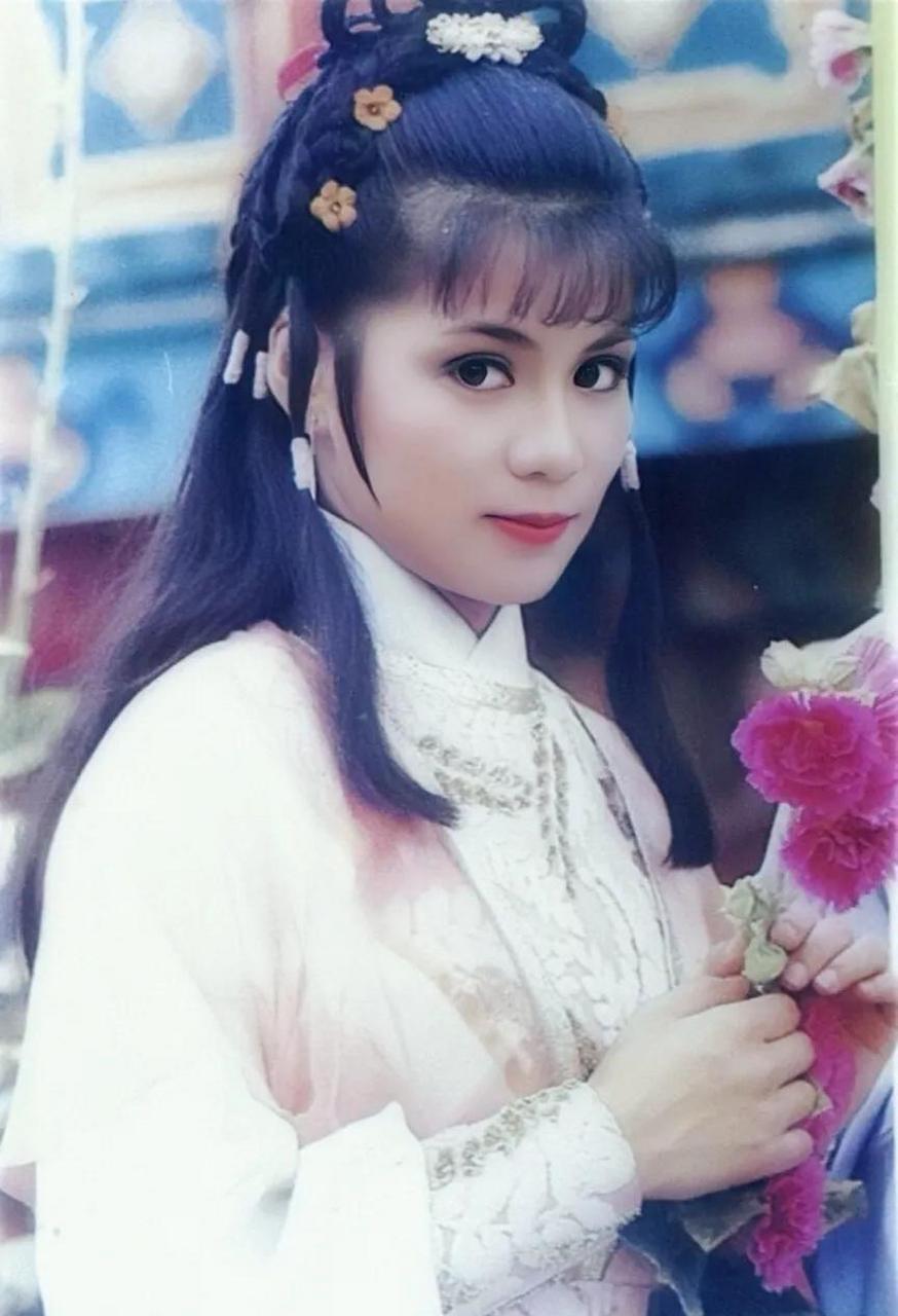 领动计划# 再来一组翁美玲的古装靓照,大眼睛双眼皮真漂亮,感觉她的