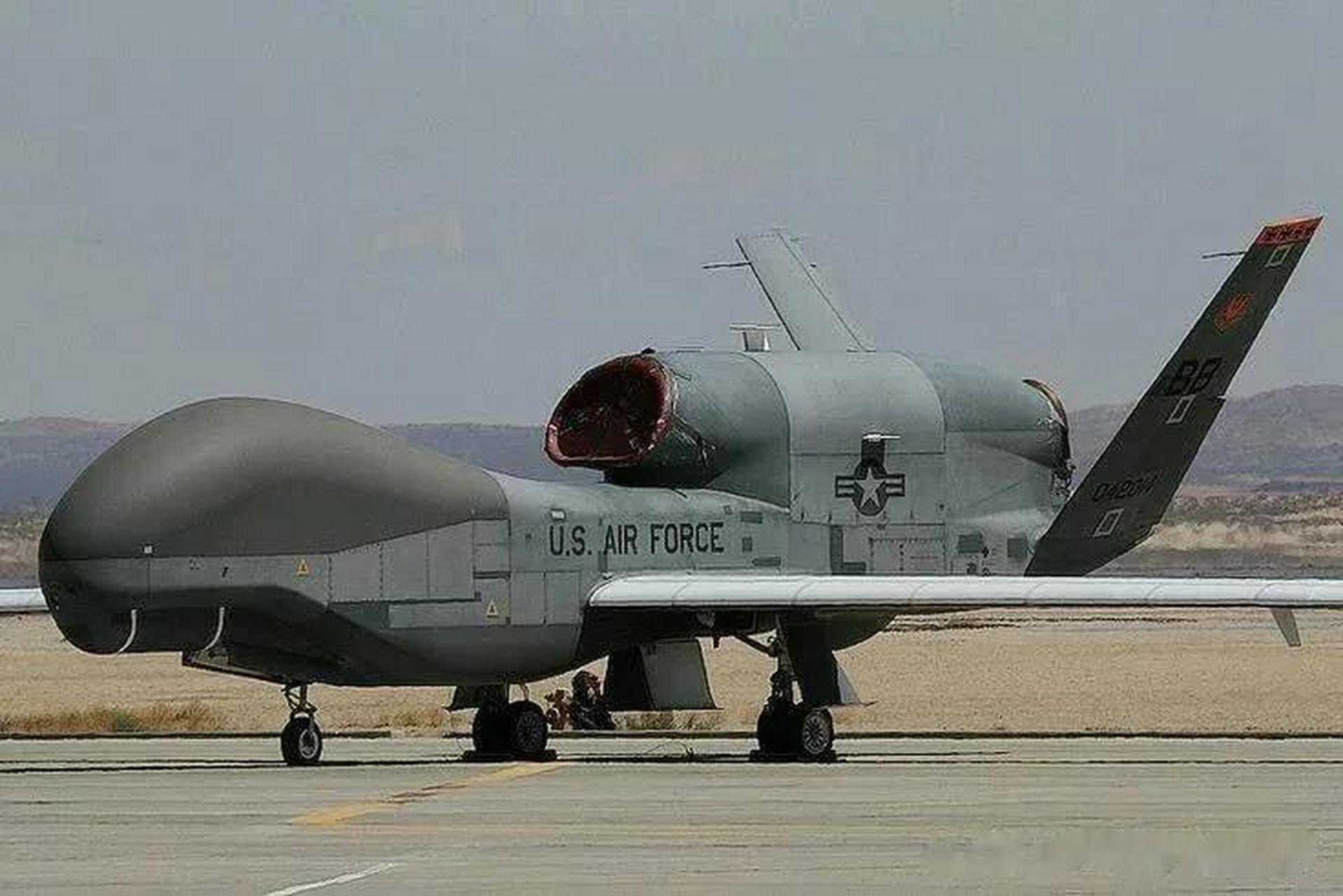 据报道,一架美国战略侦察机rq-4b全球鹰无人机沿着乌克兰克里米亚海岸