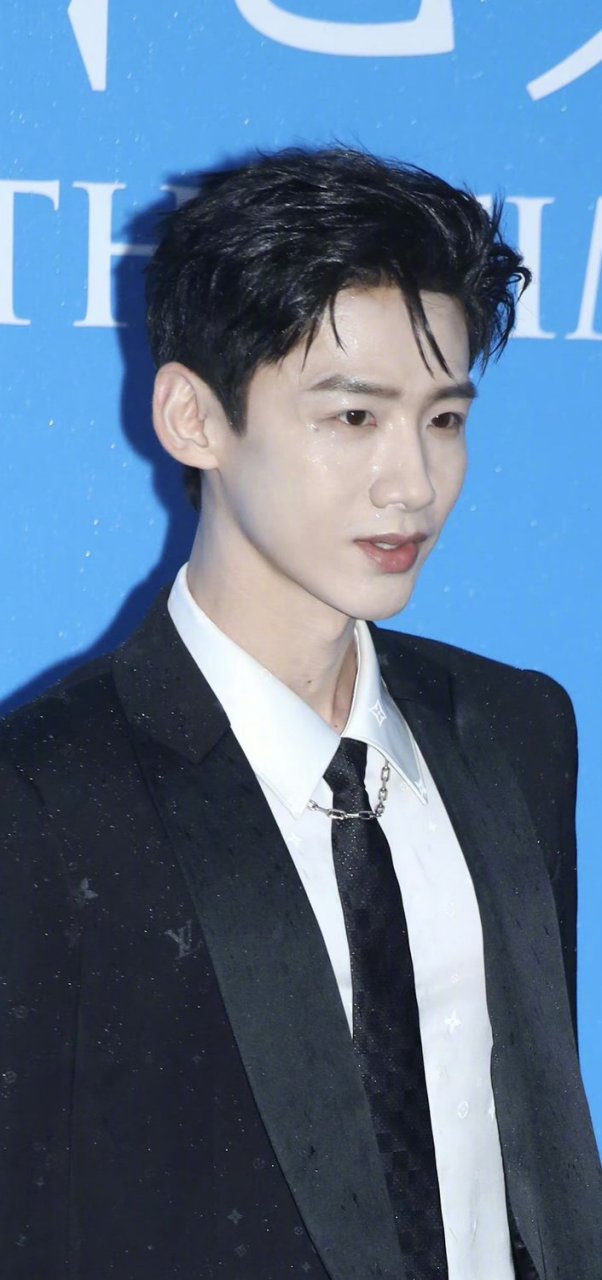 白敬亭今天的蓝毯淋雨神图,这张被雨打湿的脸太有氛围感了.