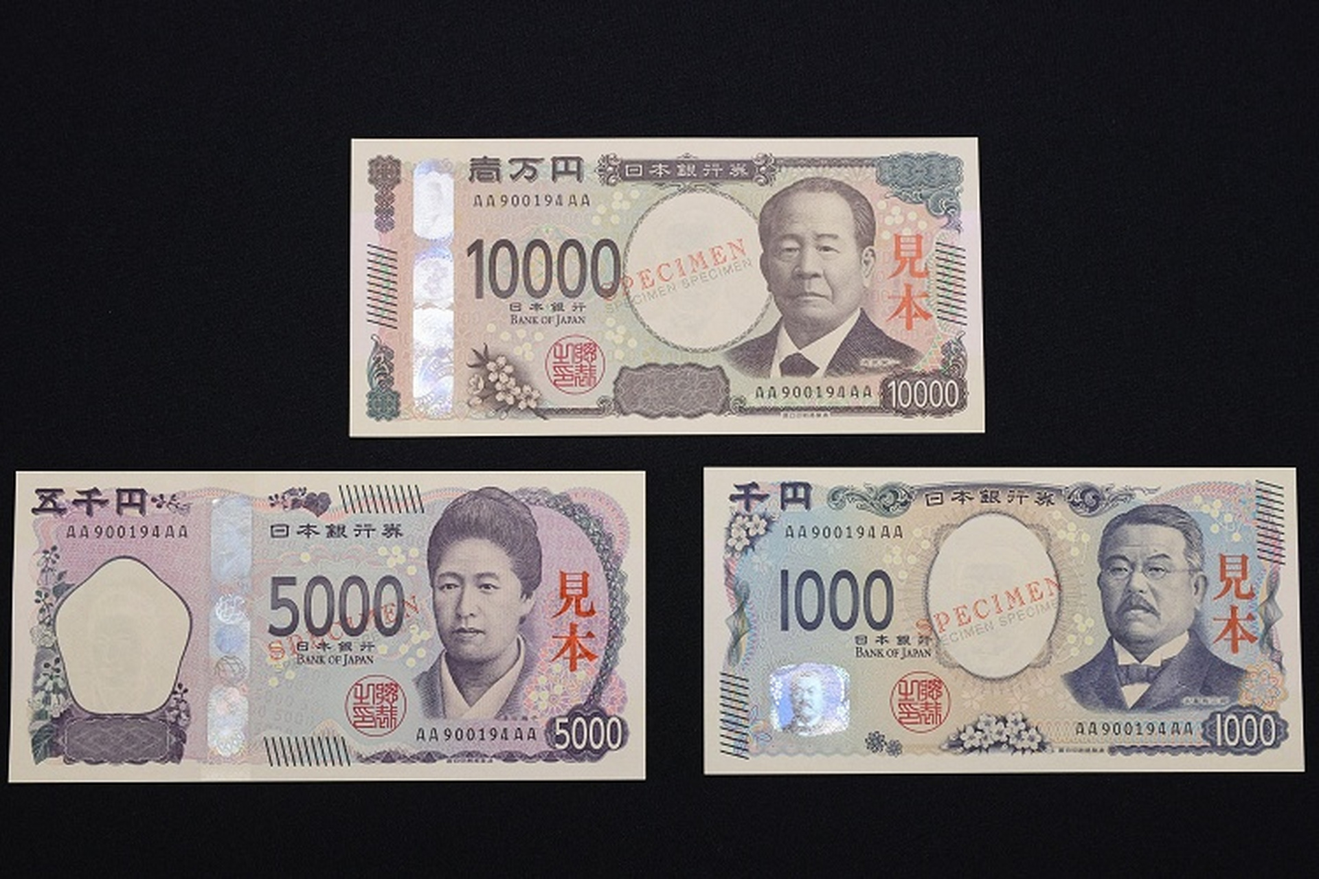 4月14日,日本央行向媒体展示新版1万日元,5000日元和1000日元纸币
