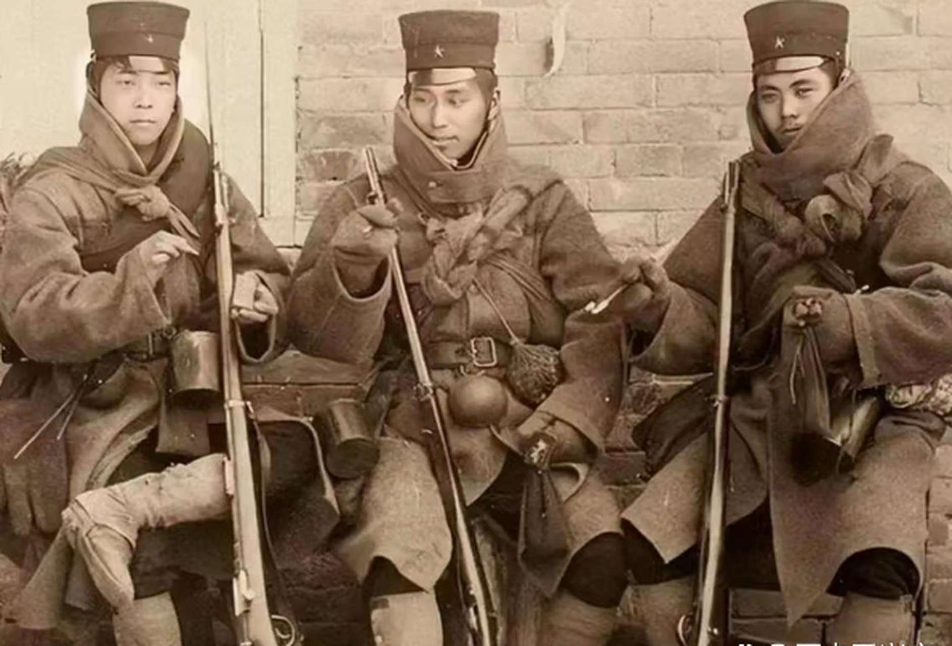 三个19世纪的日本兵,日本经过明治维新后,军队发生了很大的变化