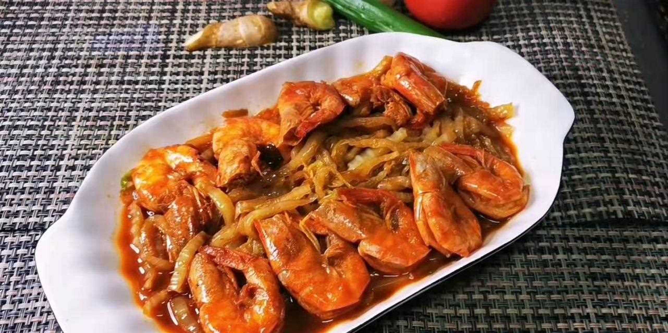 大虾烧白菜是青岛地区比较受欢迎的一道家常菜.