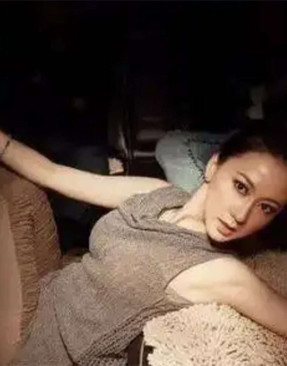 2002年,青年女演员汤加丽出了第一本摄影图集《汤加丽人体写真》