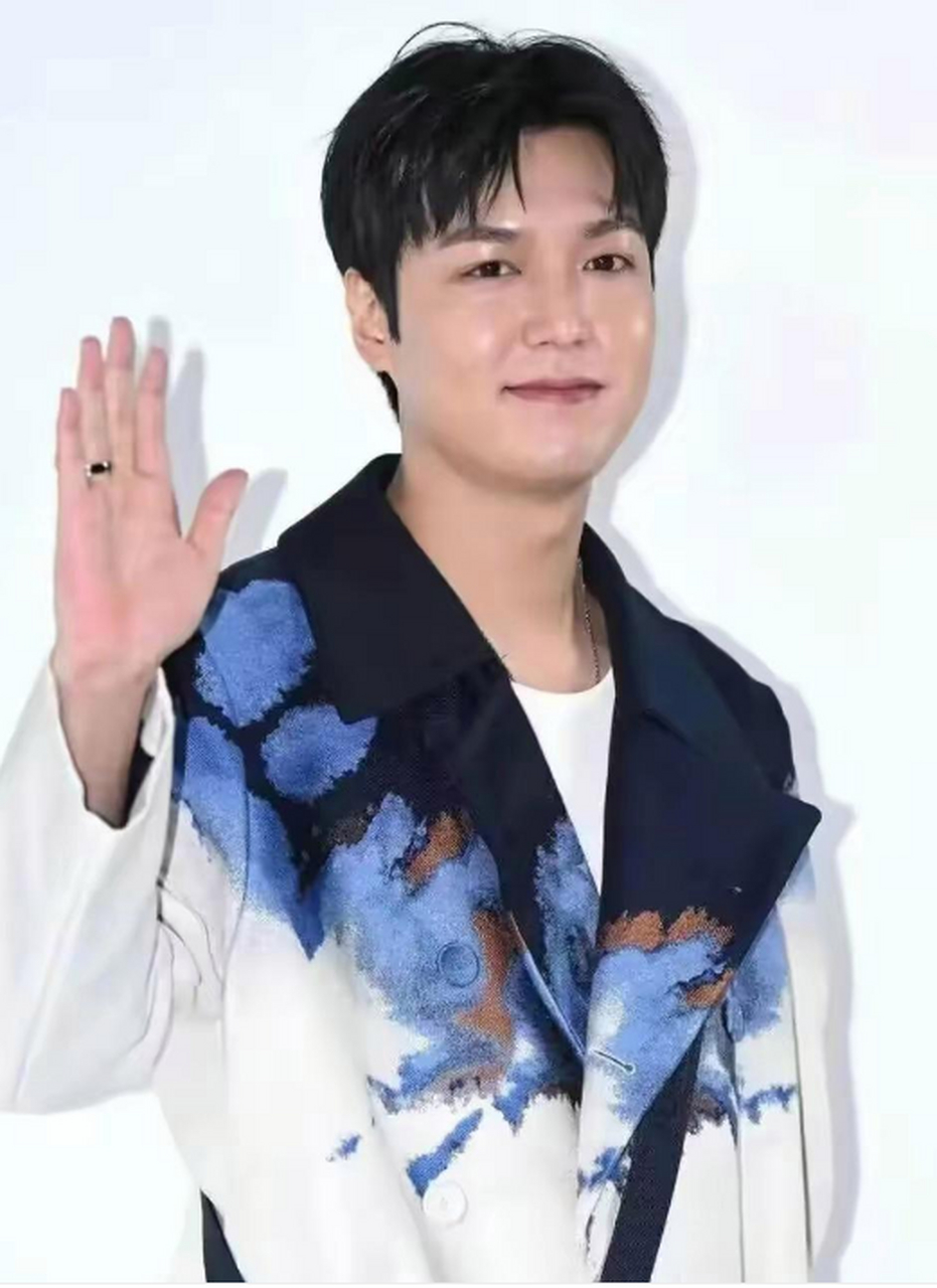 差点没认出这是李敏镐,怎么胖成这样,以前多好看啊.