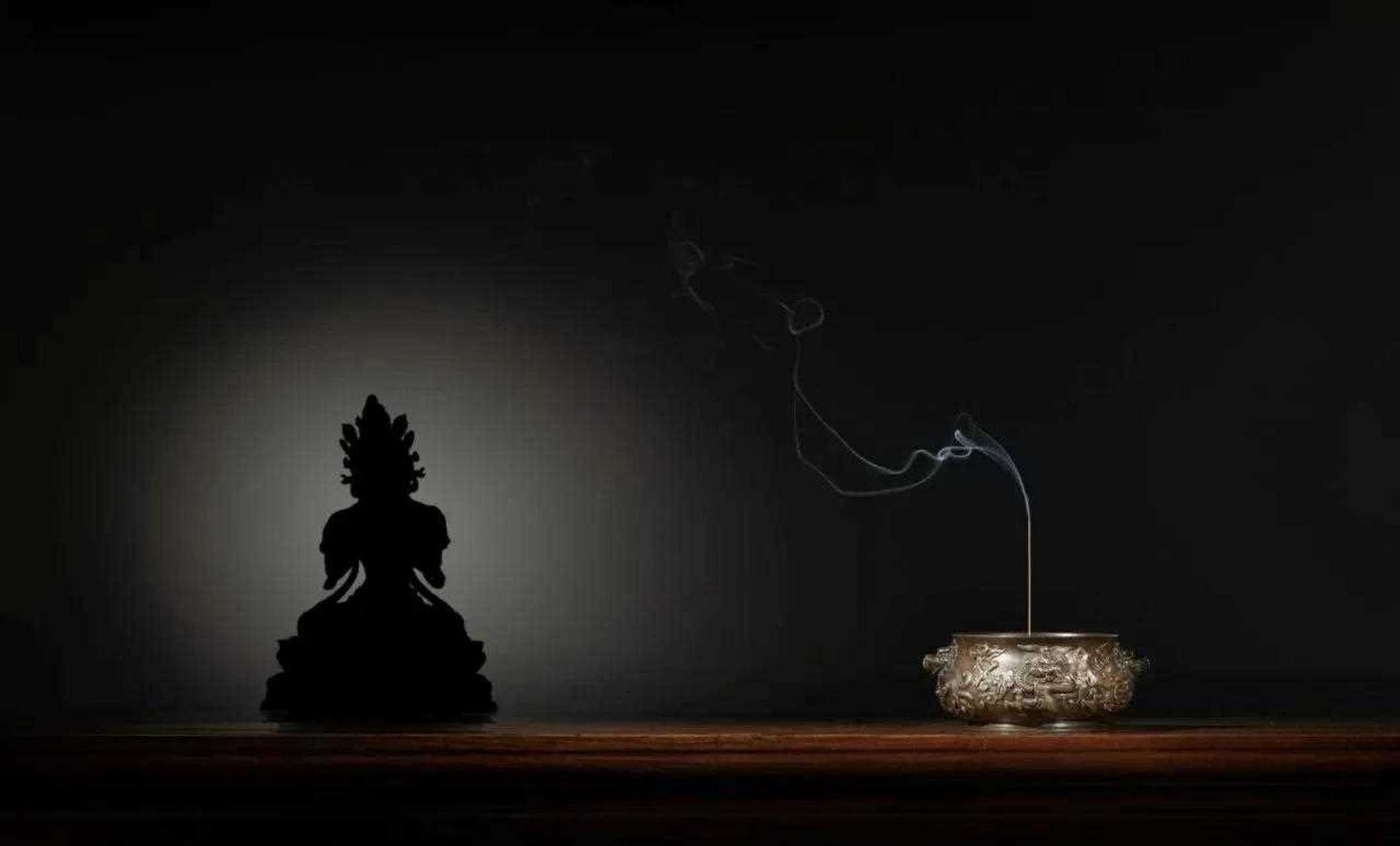 明代小说《明珠缘》这样描写明末的居室"一张天然几摆着个古铜花瓶,内