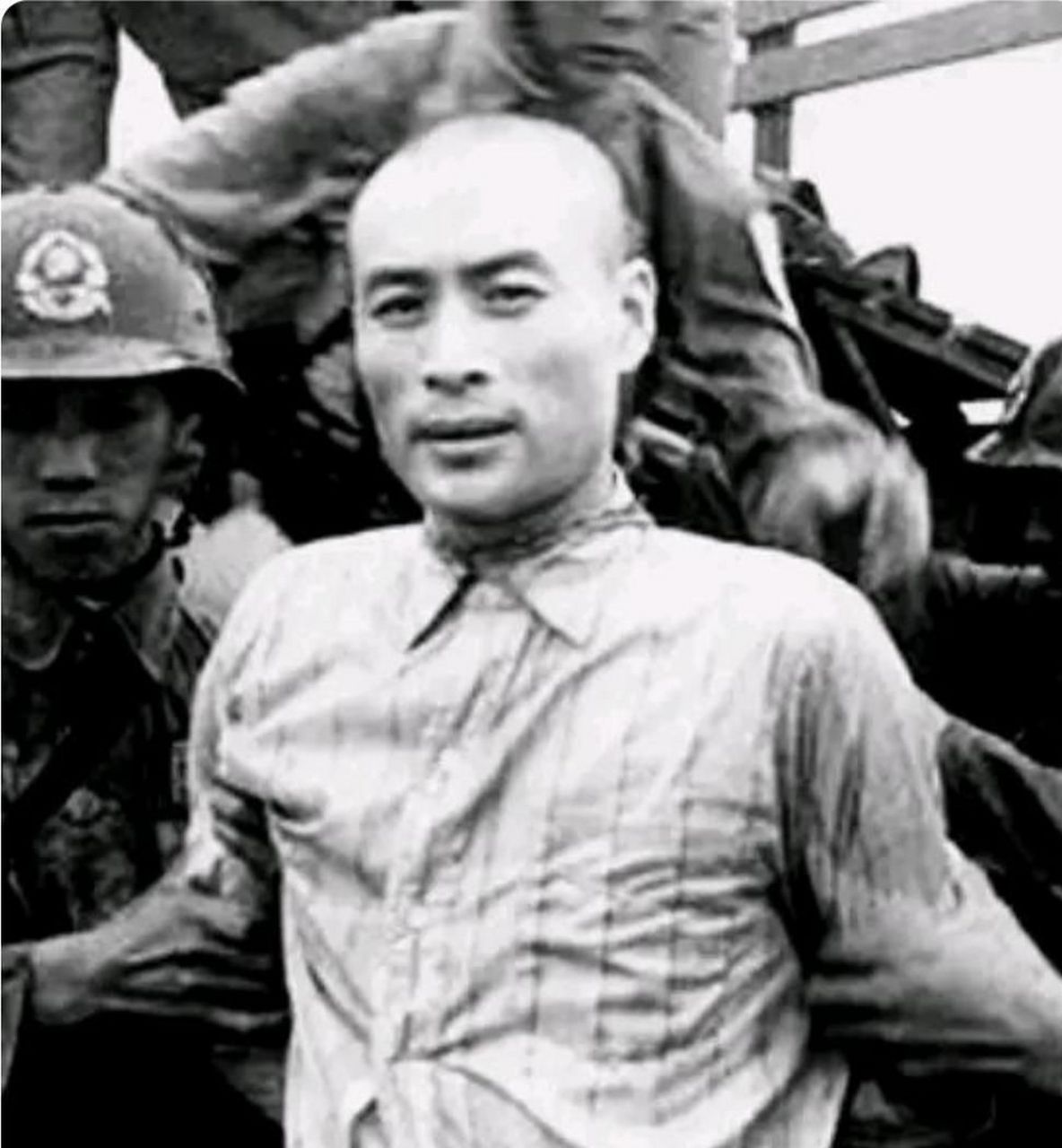 本图为聂曦烈士绑缚刑场的照片.他一副生死看淡的表情,毫无畏惧.