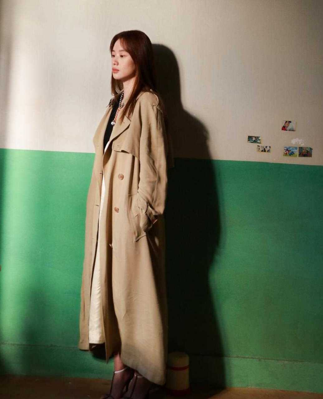 李梦 李梦再次登上《男人装》封面大片,[开心] 充满高级质感的纯欲风