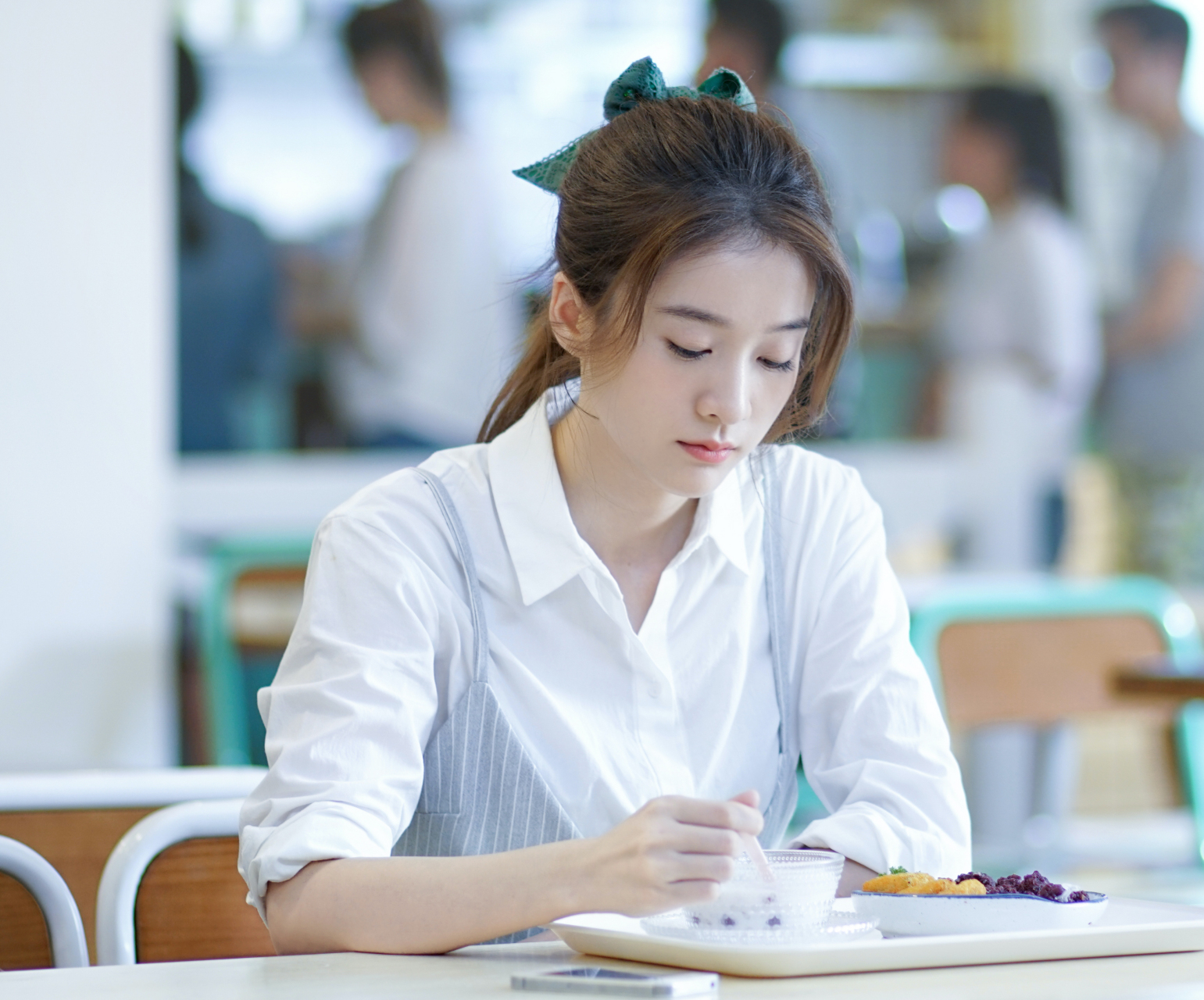 张雪迎,秦俊杰,黄圣池,陈欣予主演的多次翻拍剧《泡沫之夏》,反响一般