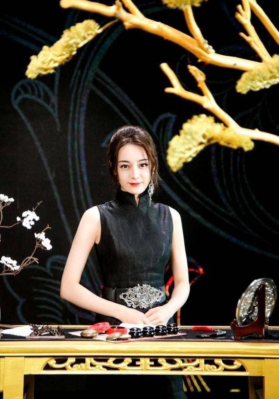 迪丽热巴对旗袍下手了,配以高挑匀称的身材,端庄典雅又显女人味