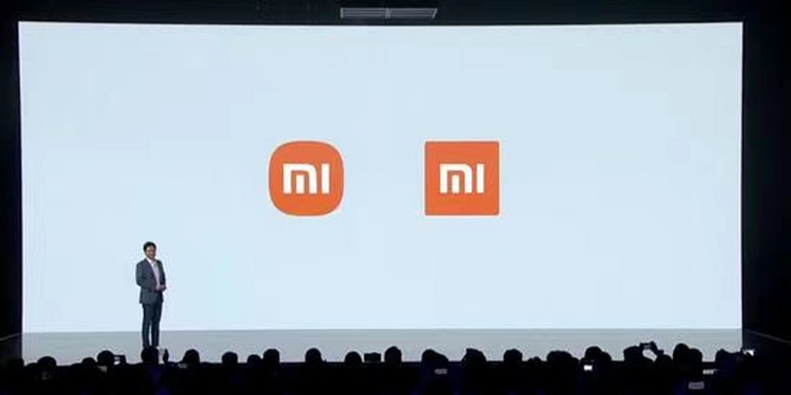 从公布的物料中可以看到,新logo的色调和标志性的"mi"字样保持不变