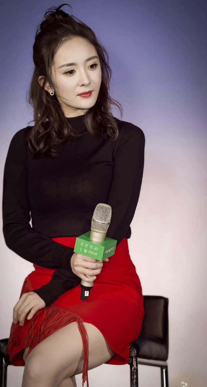 杨幂优雅中带着端庄,半扎的丸子头,给人耳目一新的清爽