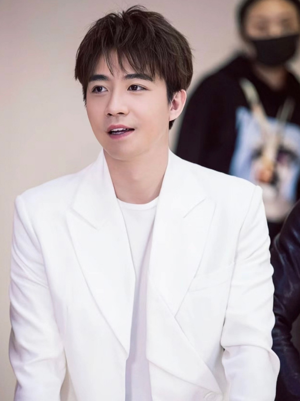 俞灏明爆笑自嘲:端木磊变大妈头,童年回忆再引热议!