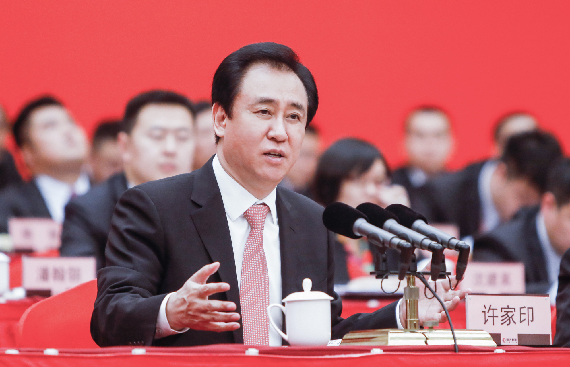 说实话,这几年的恒大和许家印都很不容易,公司暴雷了,也