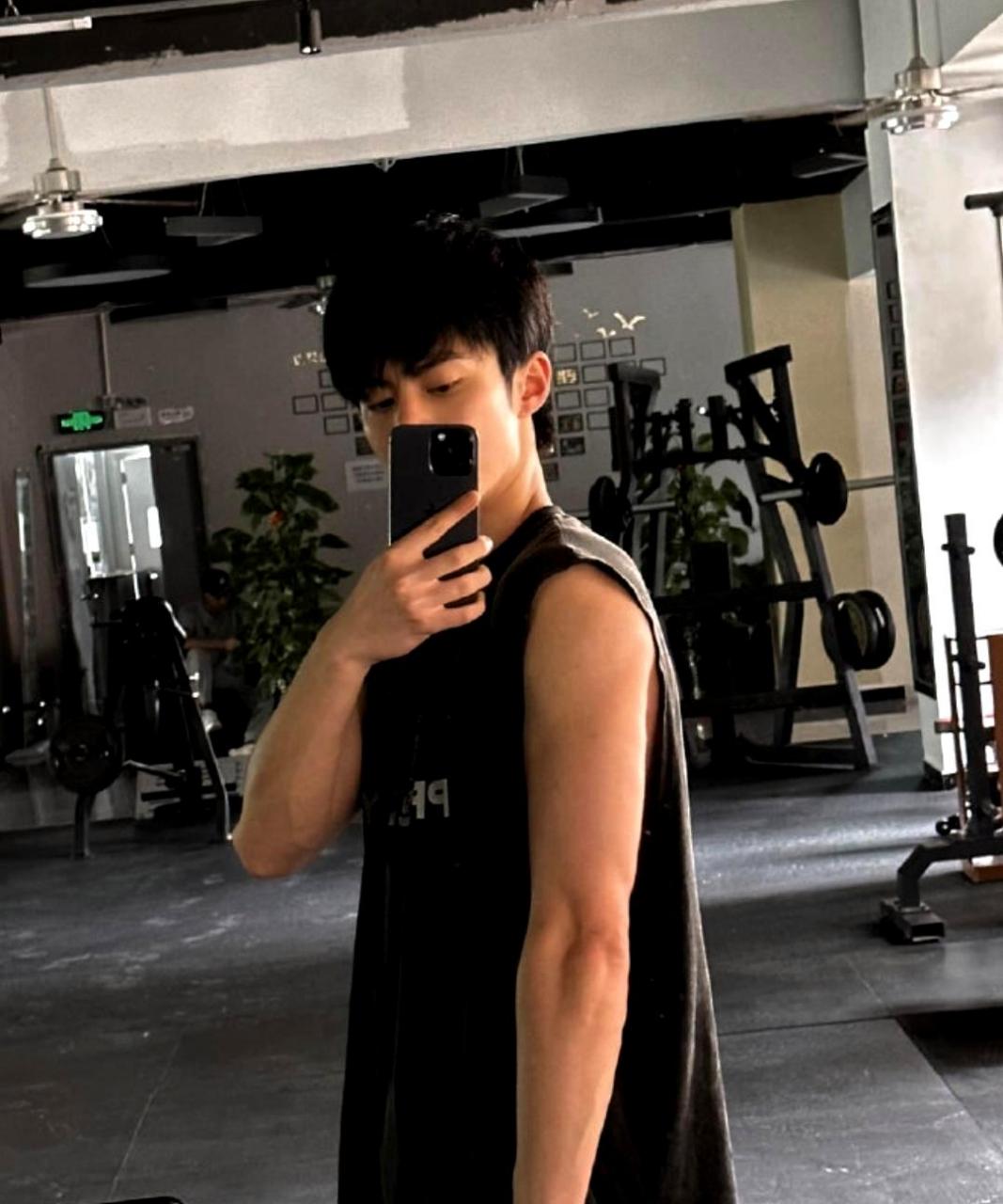 王鹤棣戴着口罩和帽子在健身房自拍,但无法遮住他那双优越的双眼皮和