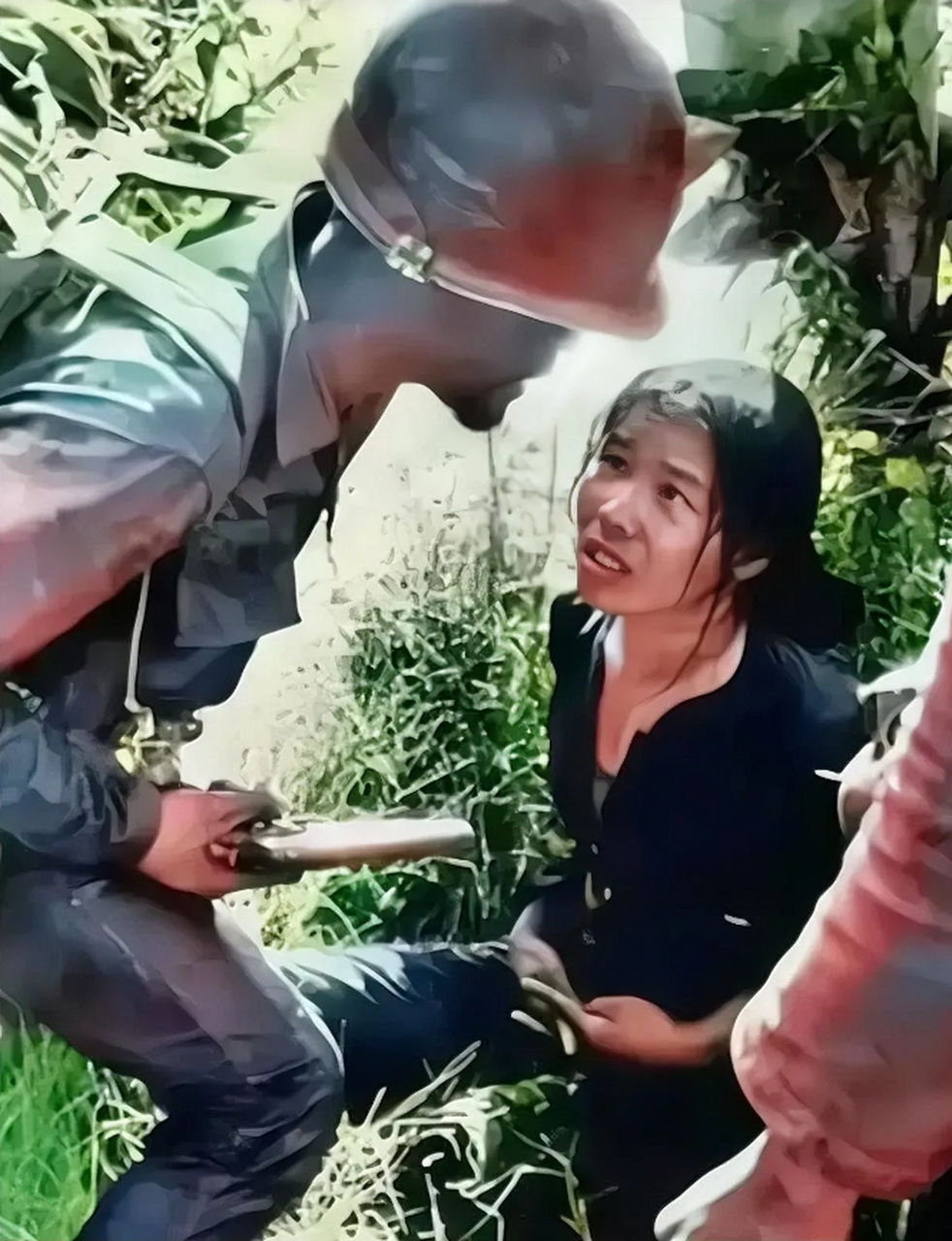 70年代越战期间,越南女兵不幸被美军俘获.