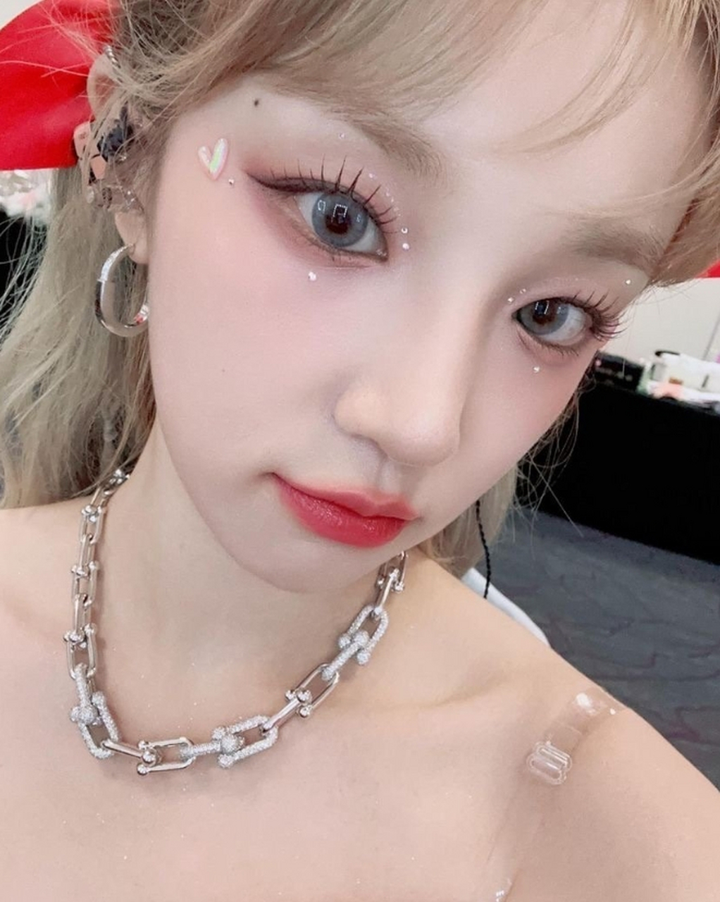 娇羞可爱,甜美迷人的#宋雨绮# 麻花辫配红裙,香肌