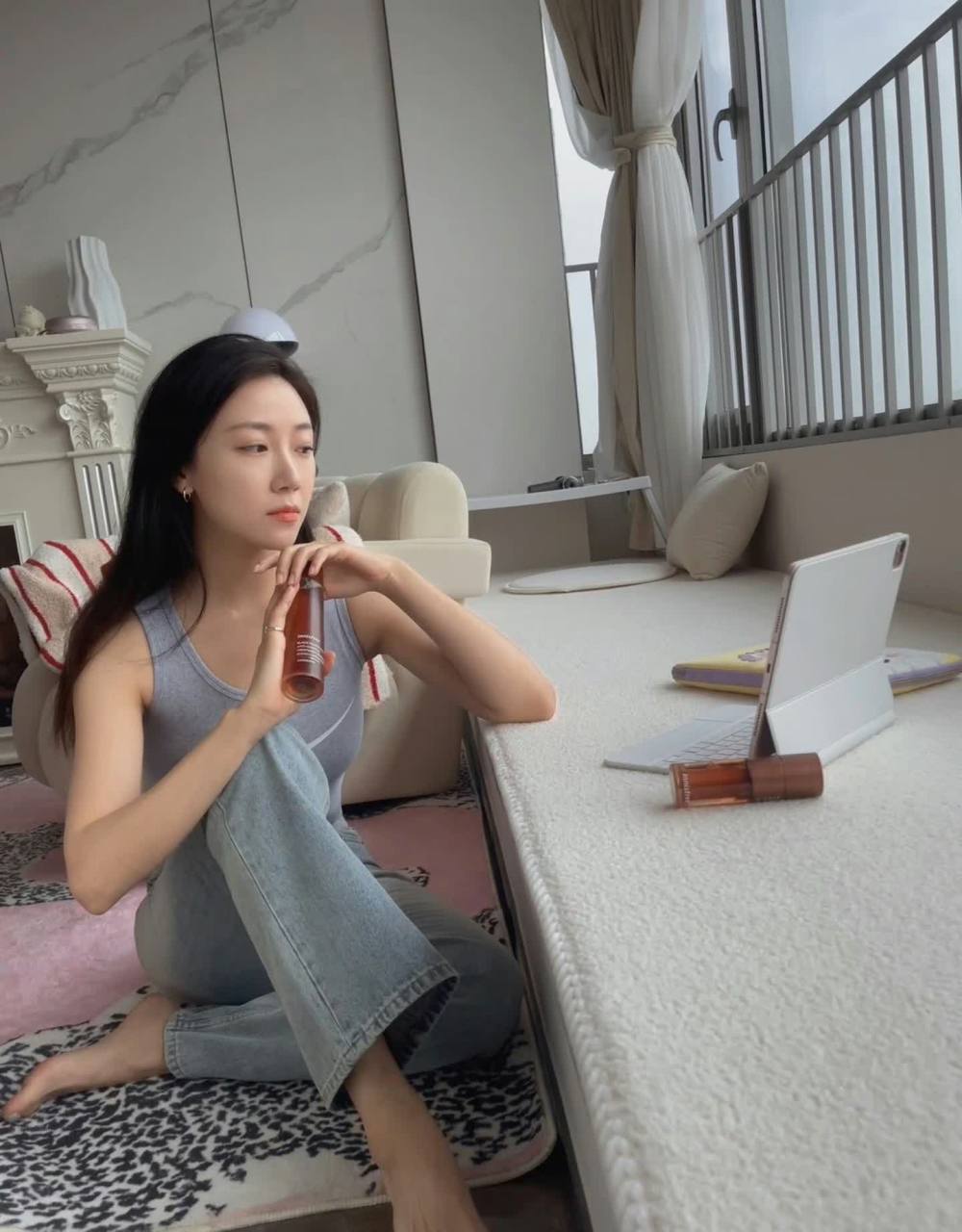 简人子的皮肤真的很好,就连她的美脚也是那么的白嫩光滑.