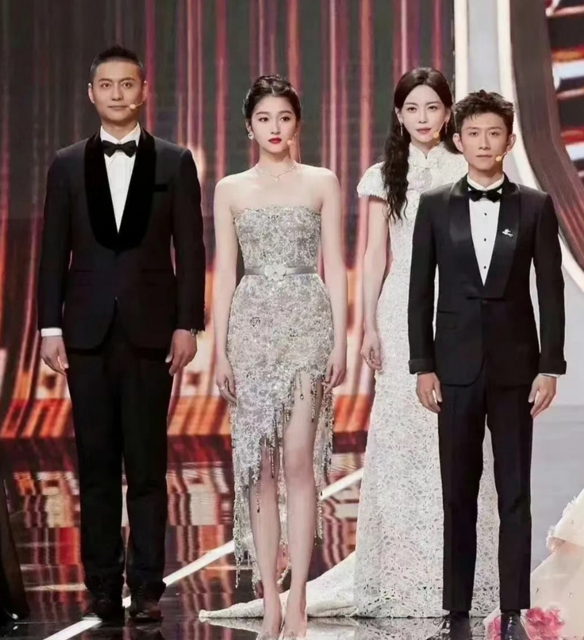 张一山这身高,站在关晓彤旁边就跟个小弟一样