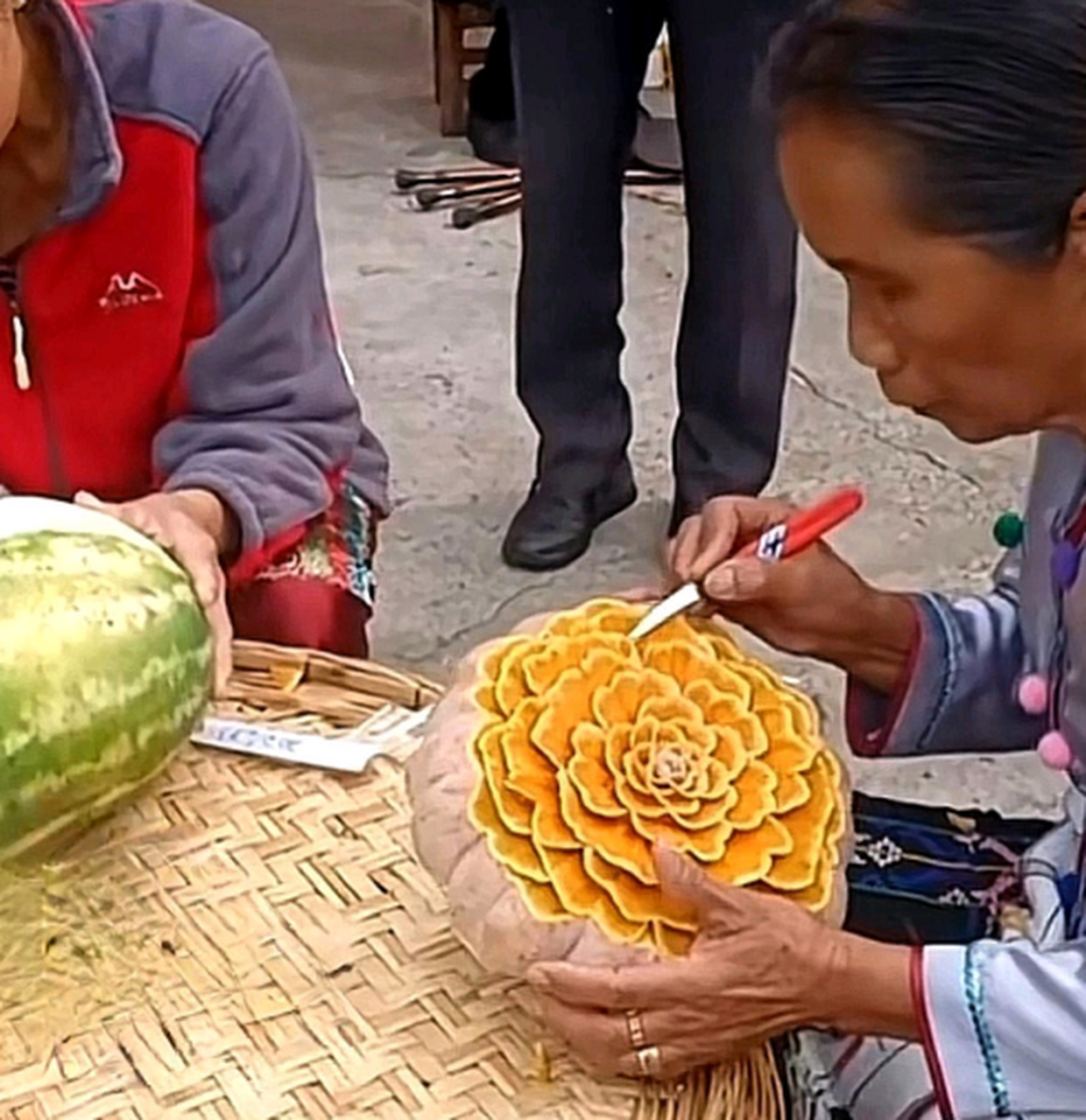 西瓜上刻花,好看是好看,是不是我吃不起了