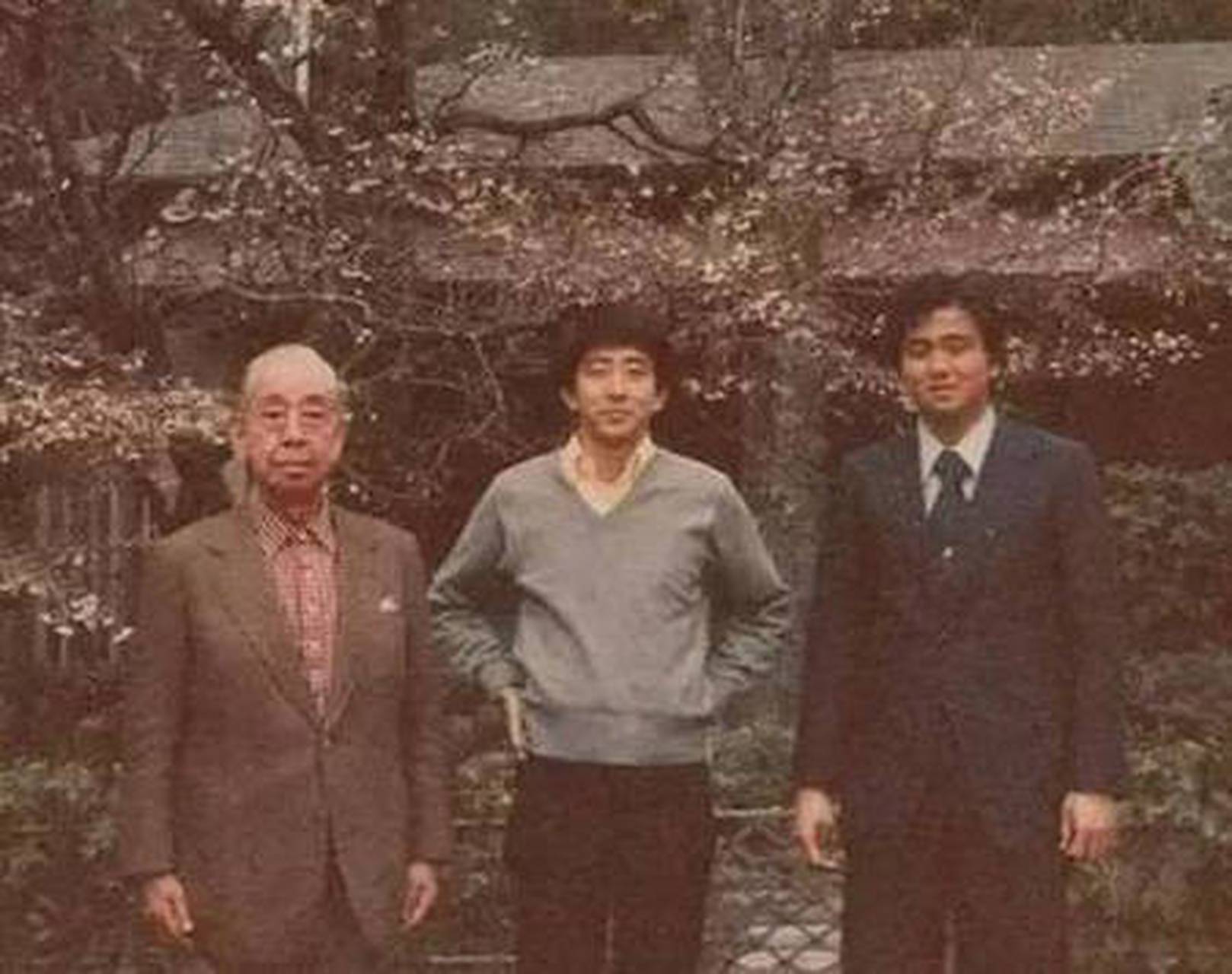 前两张是安倍晋三的祖父安倍宽的相片,后三张是安倍晋三的外公岸信介