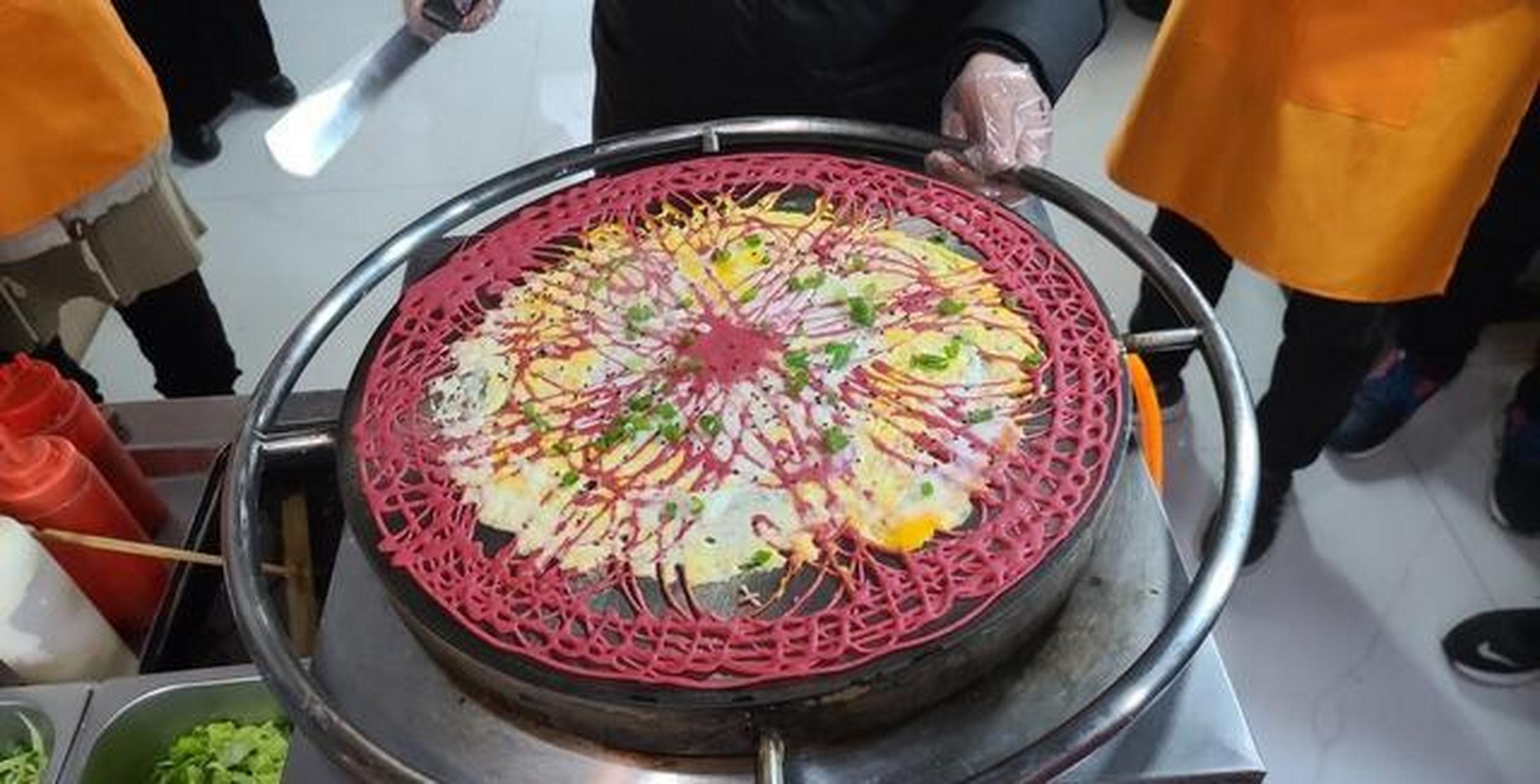 把煎饼做出"花",江苏泗洪果蔬花式煎饼摊点成网红