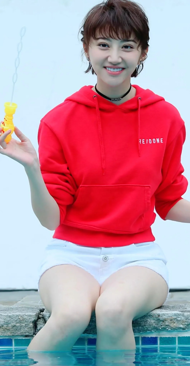 景甜,皮肤白皙,坐在泳池吹泡泡可爱中散发着美丽,笑容甜美,眼睛好漂亮