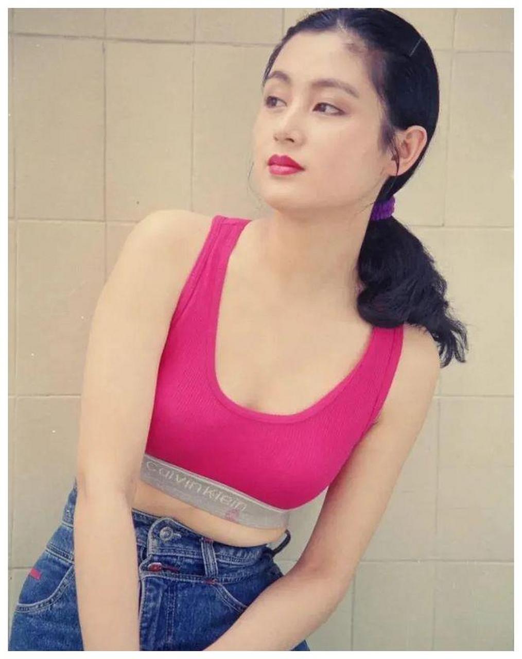 这张照片拍摄于1995年,当时的中国大陆女演员陈红穿着calvinklein