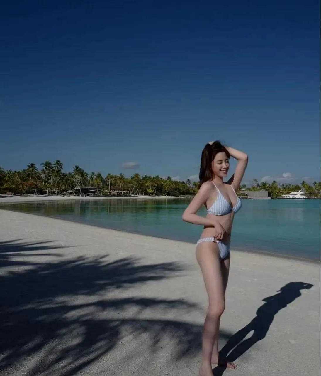 欧阳妮妮穿比基尼在海边秀自己美妙绝伦的身材,修长的美腿,显现出来