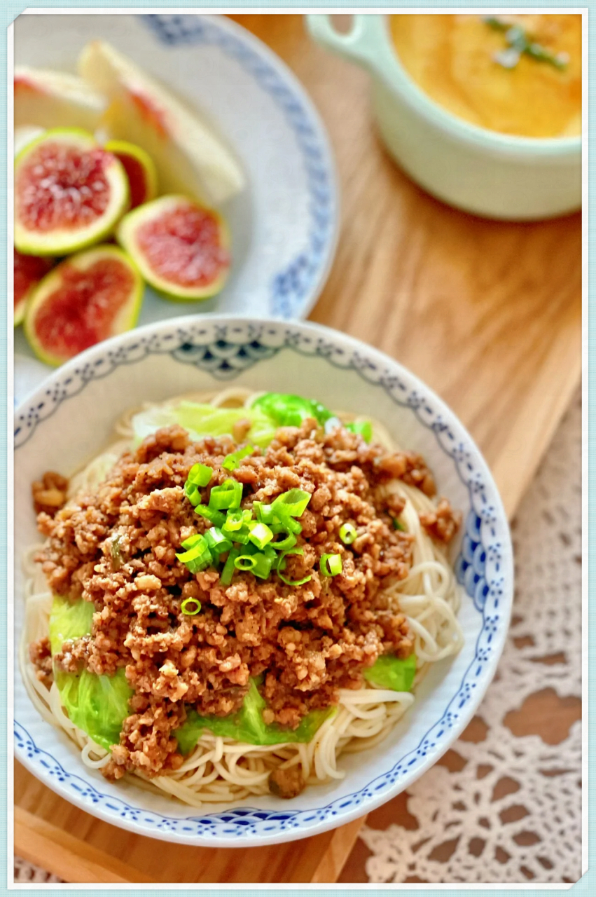 早餐 纯纯的碳水,肉酱拌面,你能吃几碗呢  美味的肉酱拌面,配以精选的