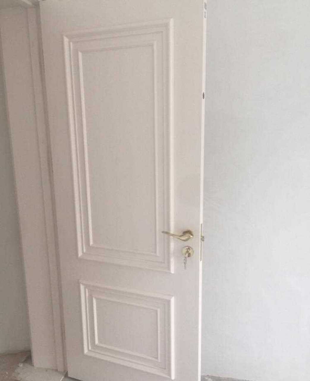 卖门的人会告诉你:纯白色容易发黄,象牙白就不会.