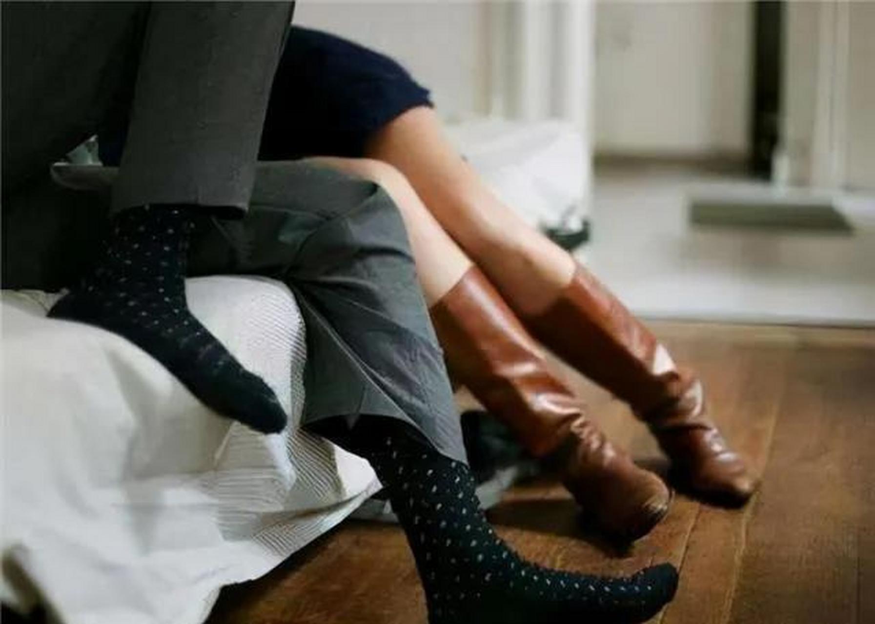 妻子出轨后裸体跪在雪地里祈求丈夫原谅,一夜过后冻死屋外  2018年12