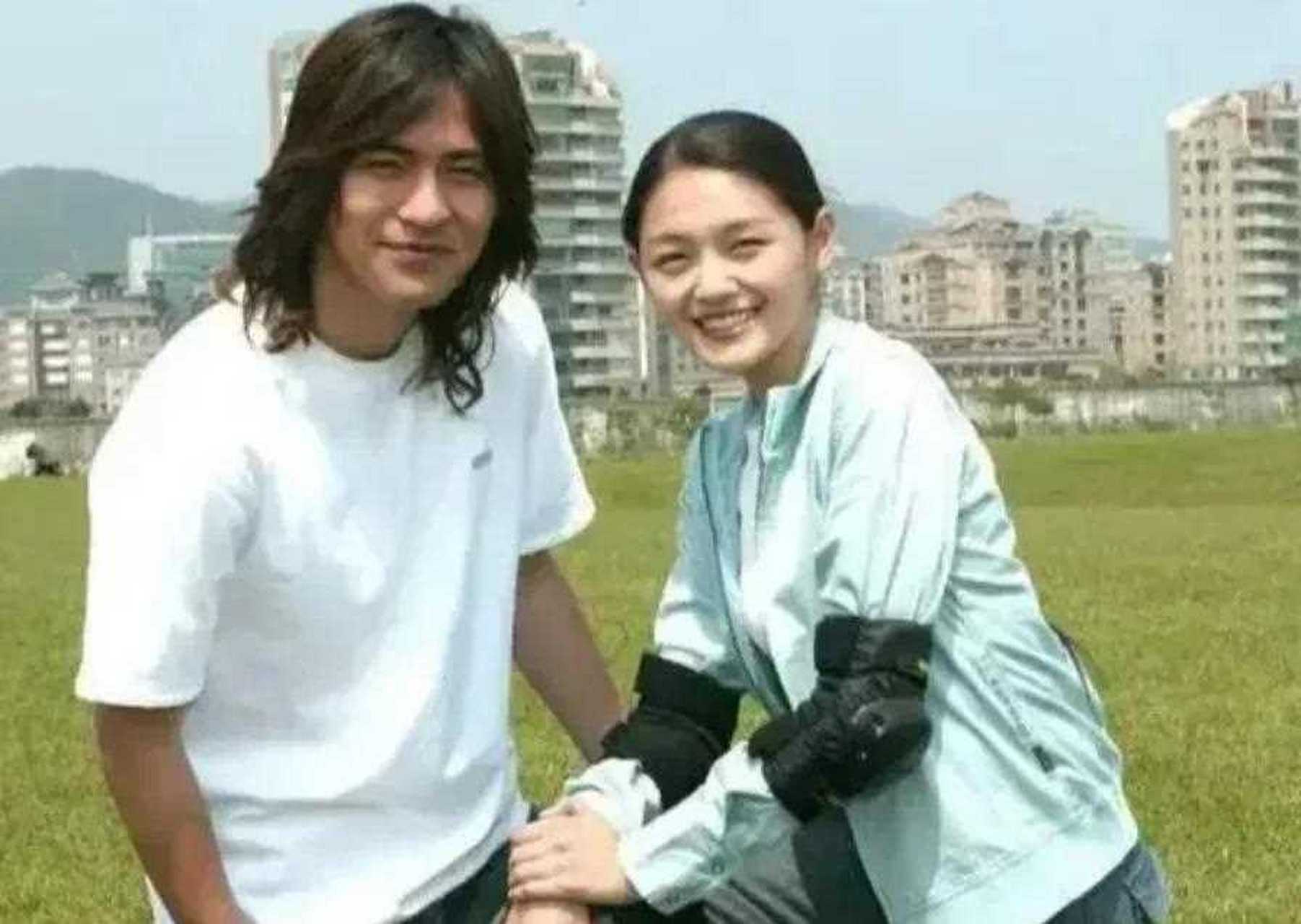 2004年28岁的大s和小5岁的男友周渝民甜蜜合照,两人穿着情侣衫在草坪