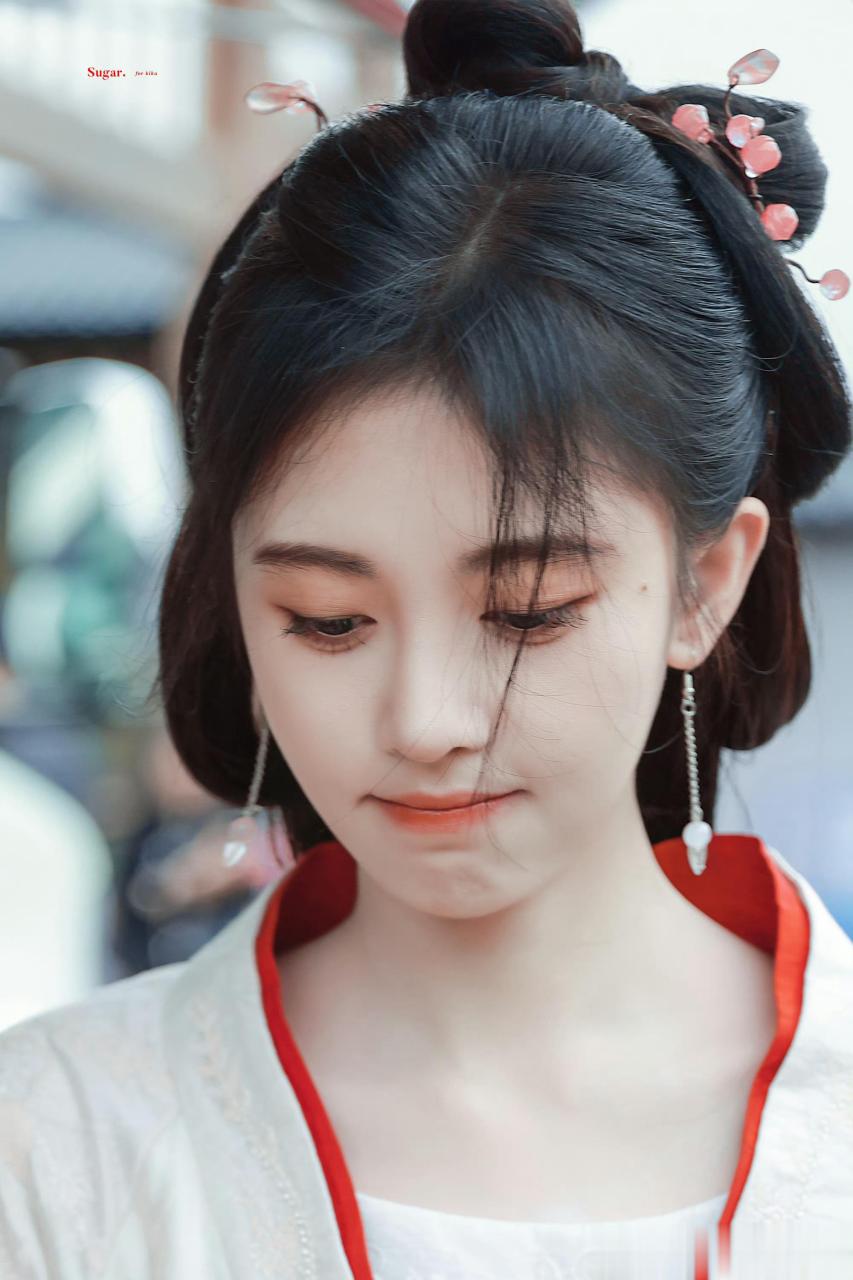 鞠婧祎520古装营业照  鞠婧祎520营业照来了, 用脸比心好可爱,甜甜的