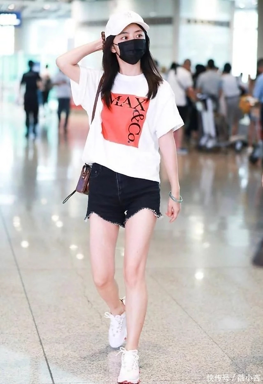 谭松韵风格变了!穿白t恤配牛仔短裤走场,左手玉手镯,右手佛珠