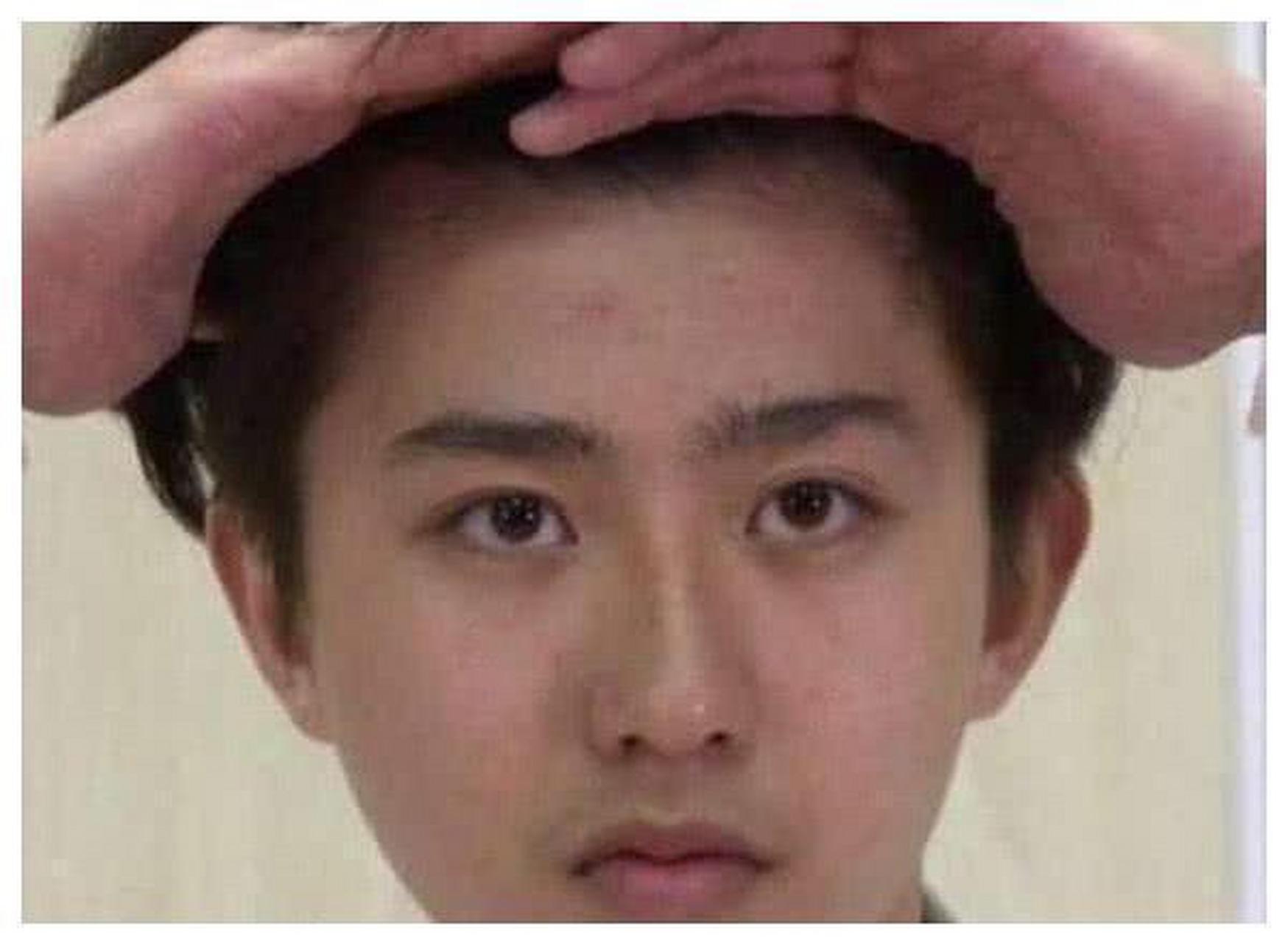 蔡徐坤当初偶练断层出道,是毫无争议的巨c,他出道以后的发展也相当