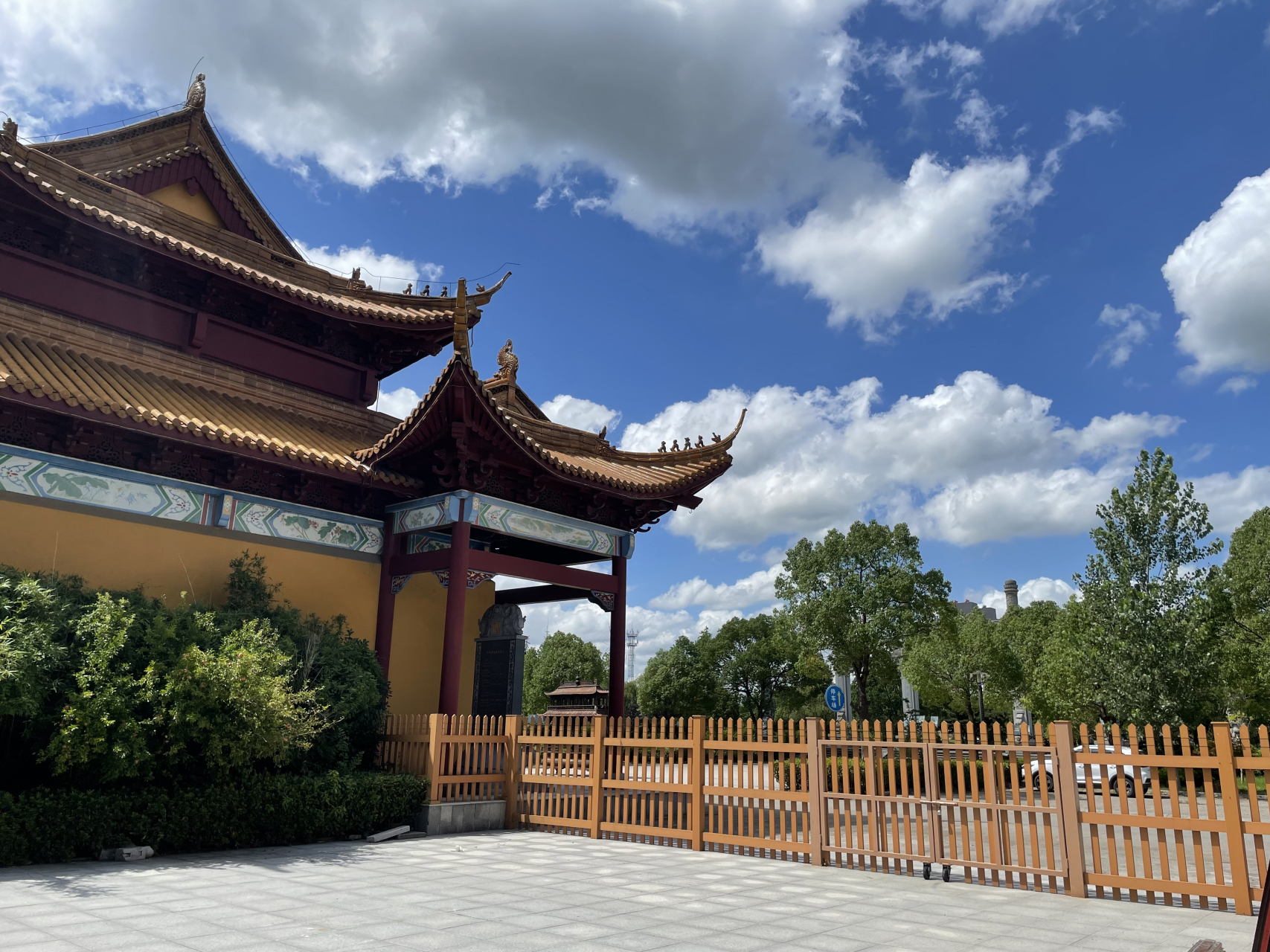 陵园坐落于太仓市双凤镇双凤古寺旁,紧邻上海嘉定区.