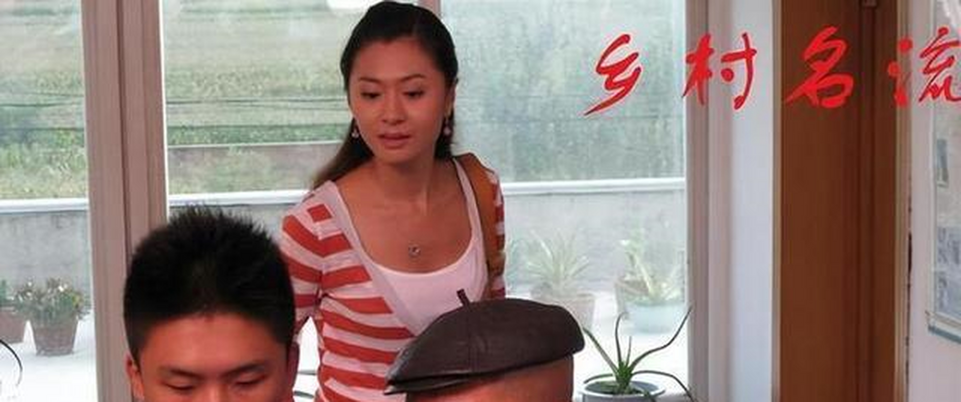 他的母亲是著名的二人转演员李淑静,她是东北著名的二人转演员,她的