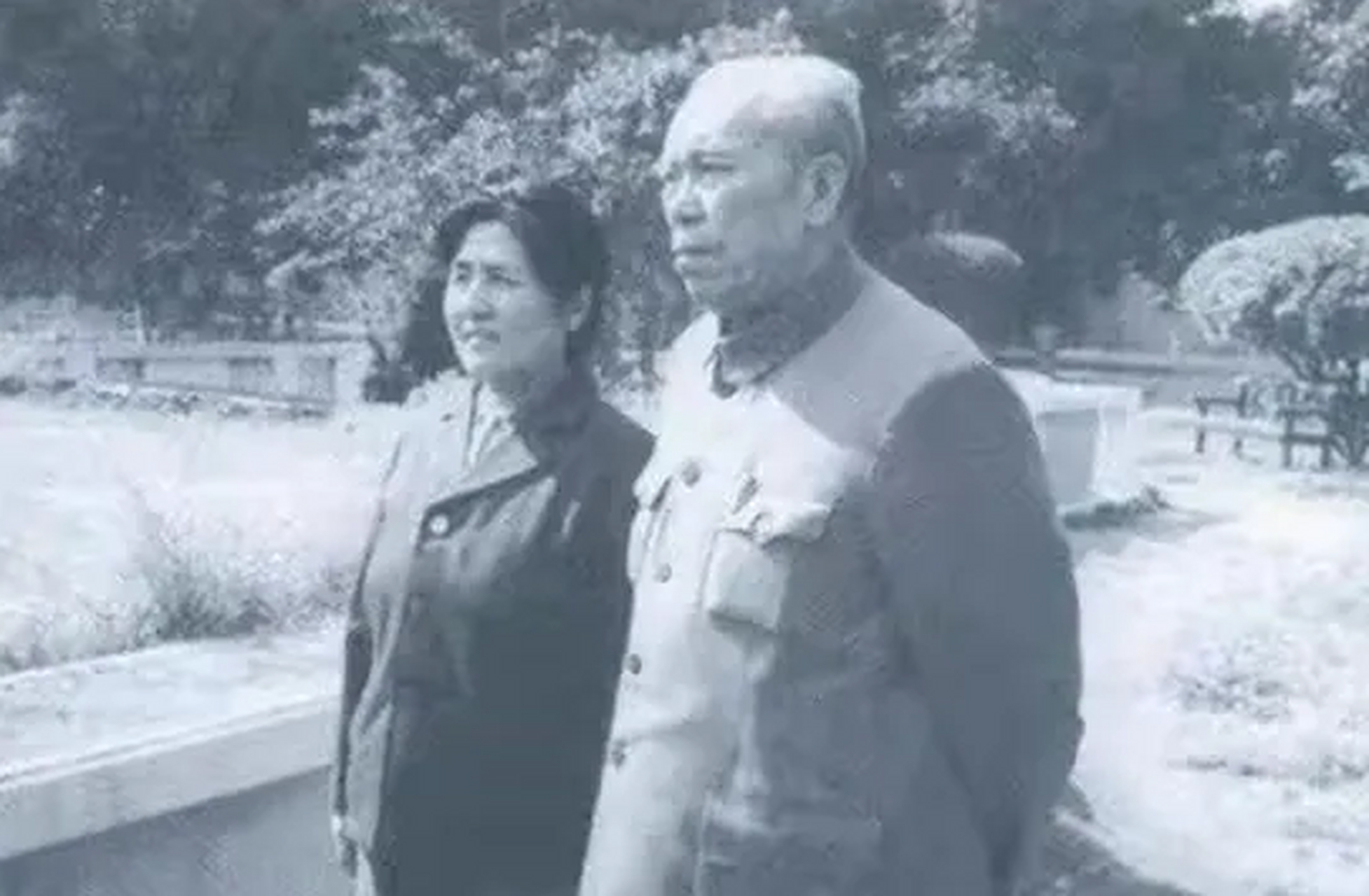 历史老照片: 梁兴初将军和夫人任桂兰的一张合影.