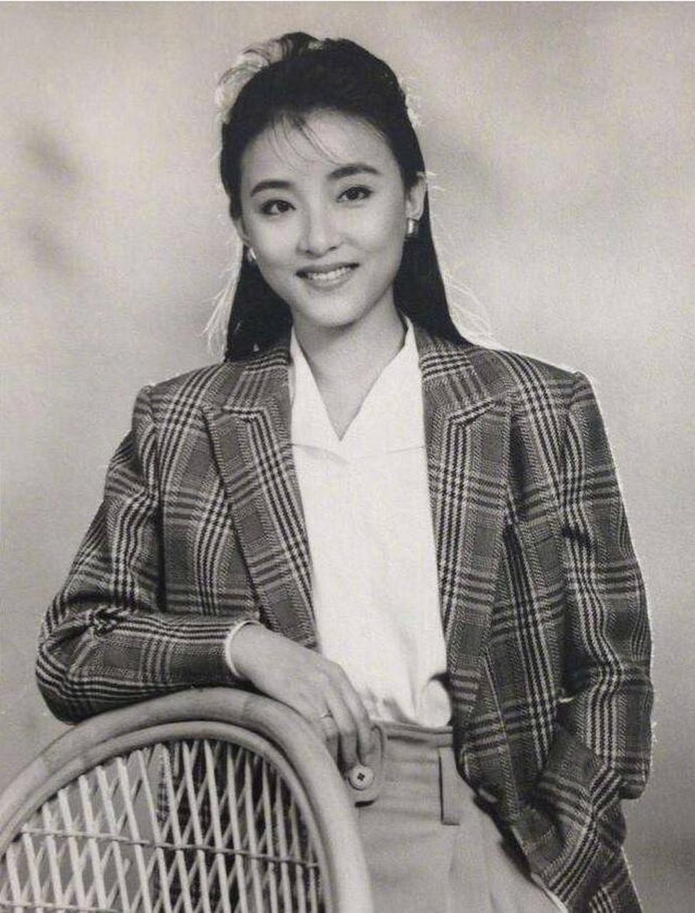 1990年,杨澜参加《正大综艺》面试时,考官问她:如果节目需要,让你穿