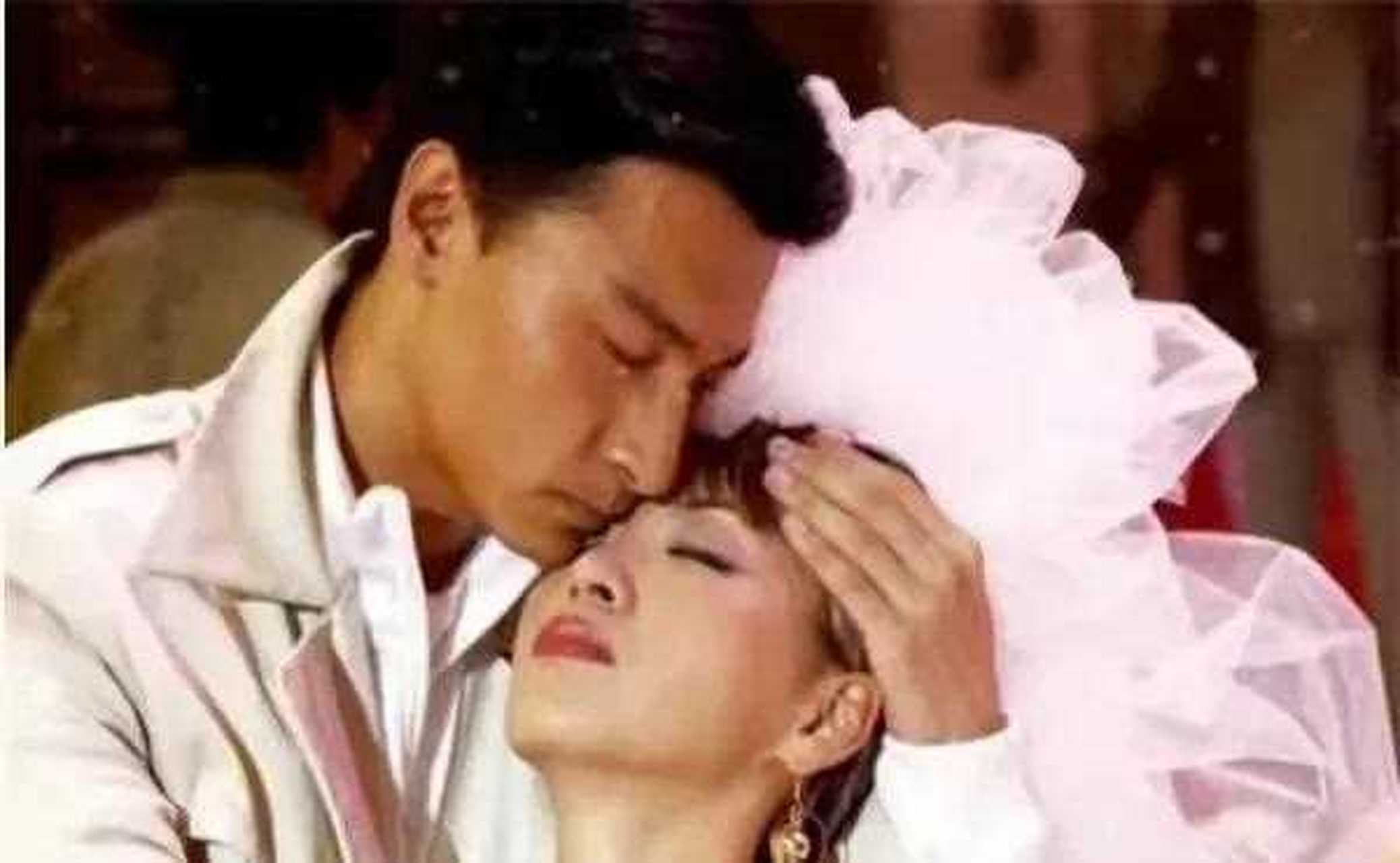 年5日,梅艳芳在最后一次演唱会上,晕倒在刘德华怀里的情景.