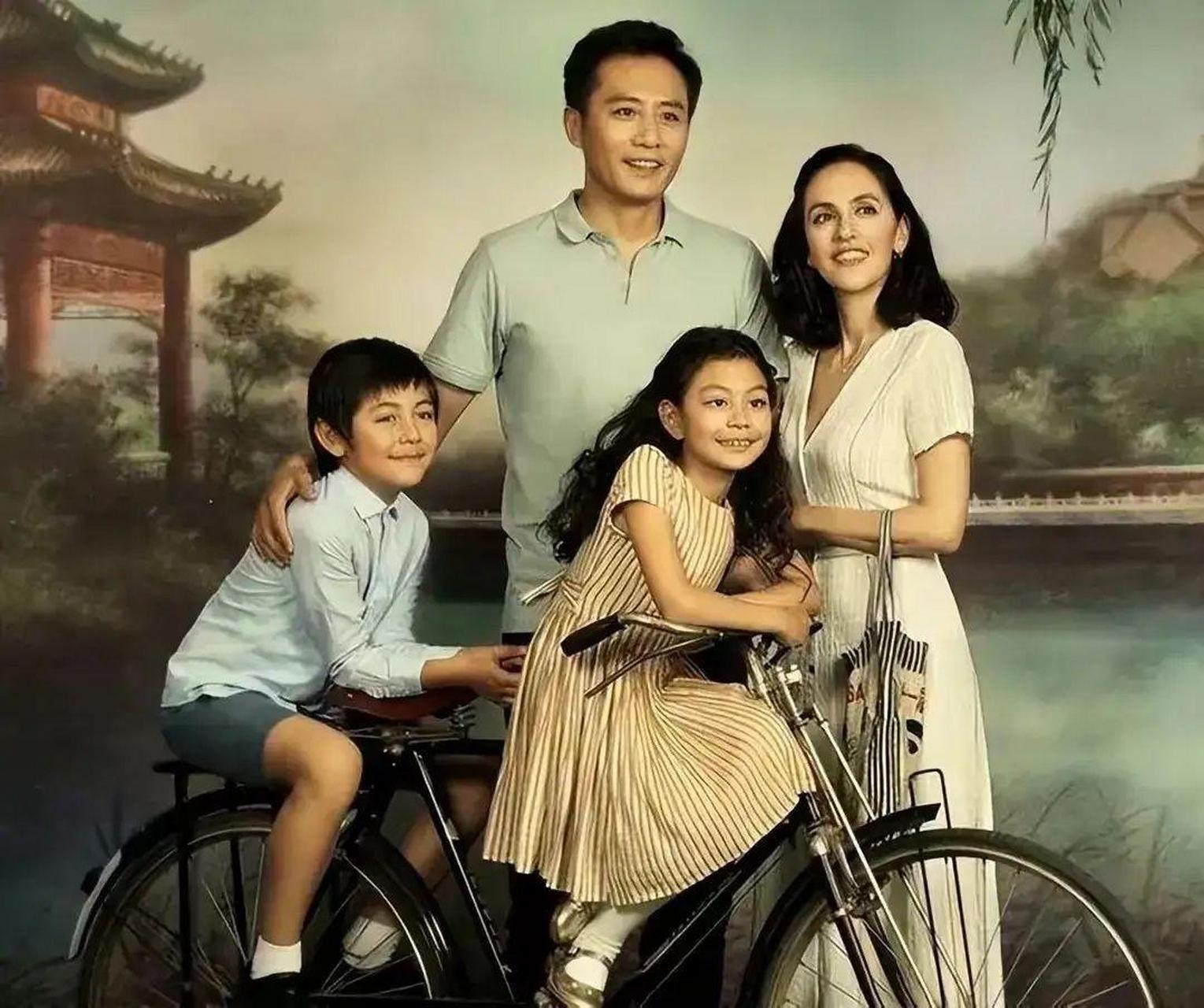 刘烨11岁混血女儿居然是她!五官精致混血颜像妈妈,打扮成熟显老.
