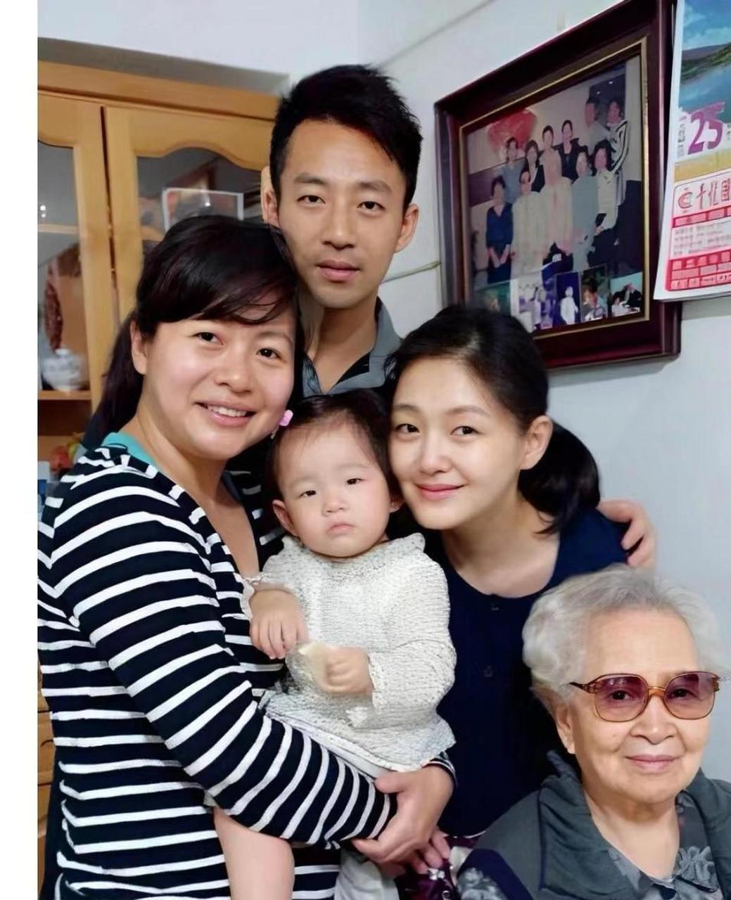 看这张照片,汪小菲和大s搂着小女儿,去汪小菲的奶奶家!