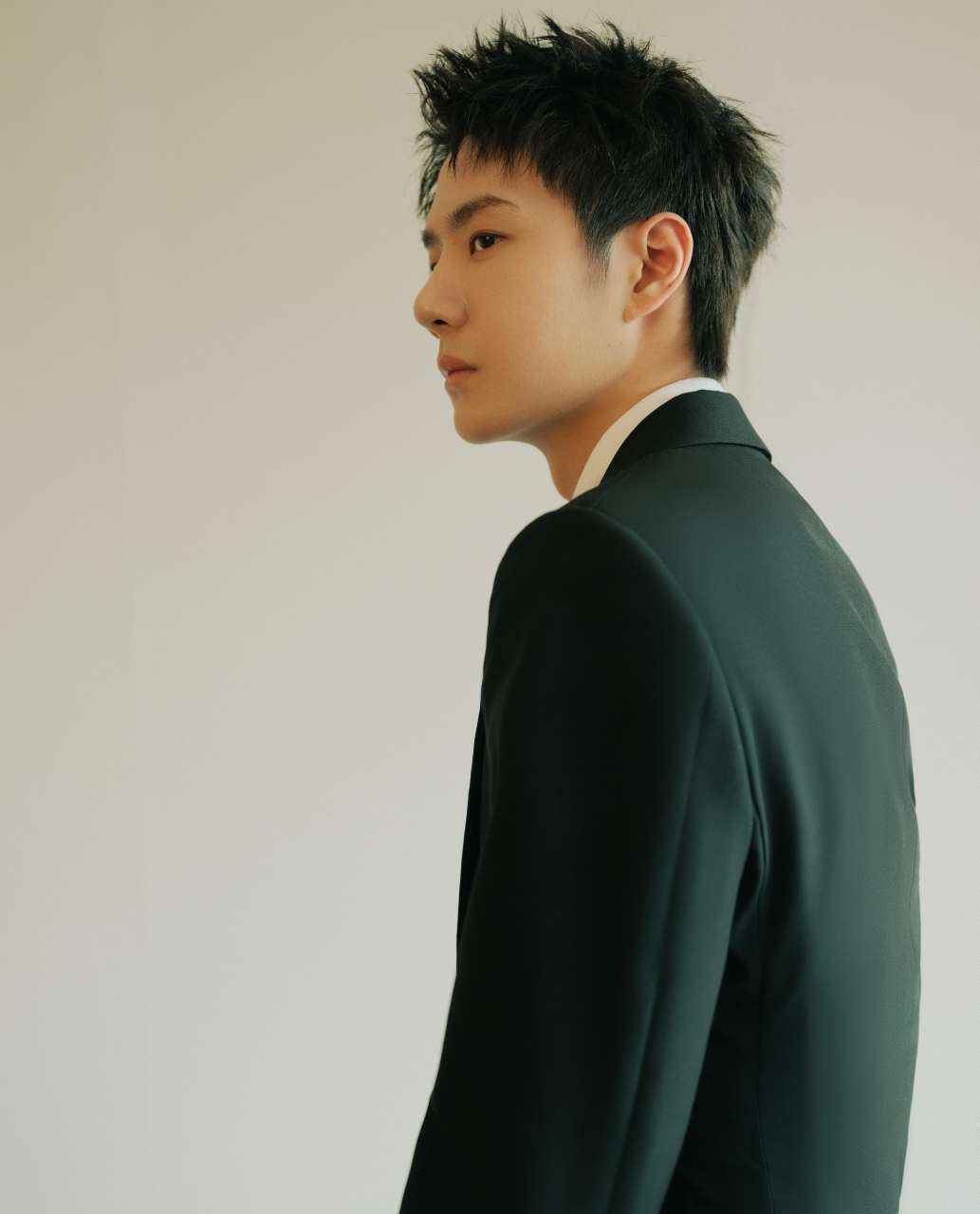 王一博在金鸡奖红毯上显得低调干练,身穿墨绿色西装,没有任何配饰.