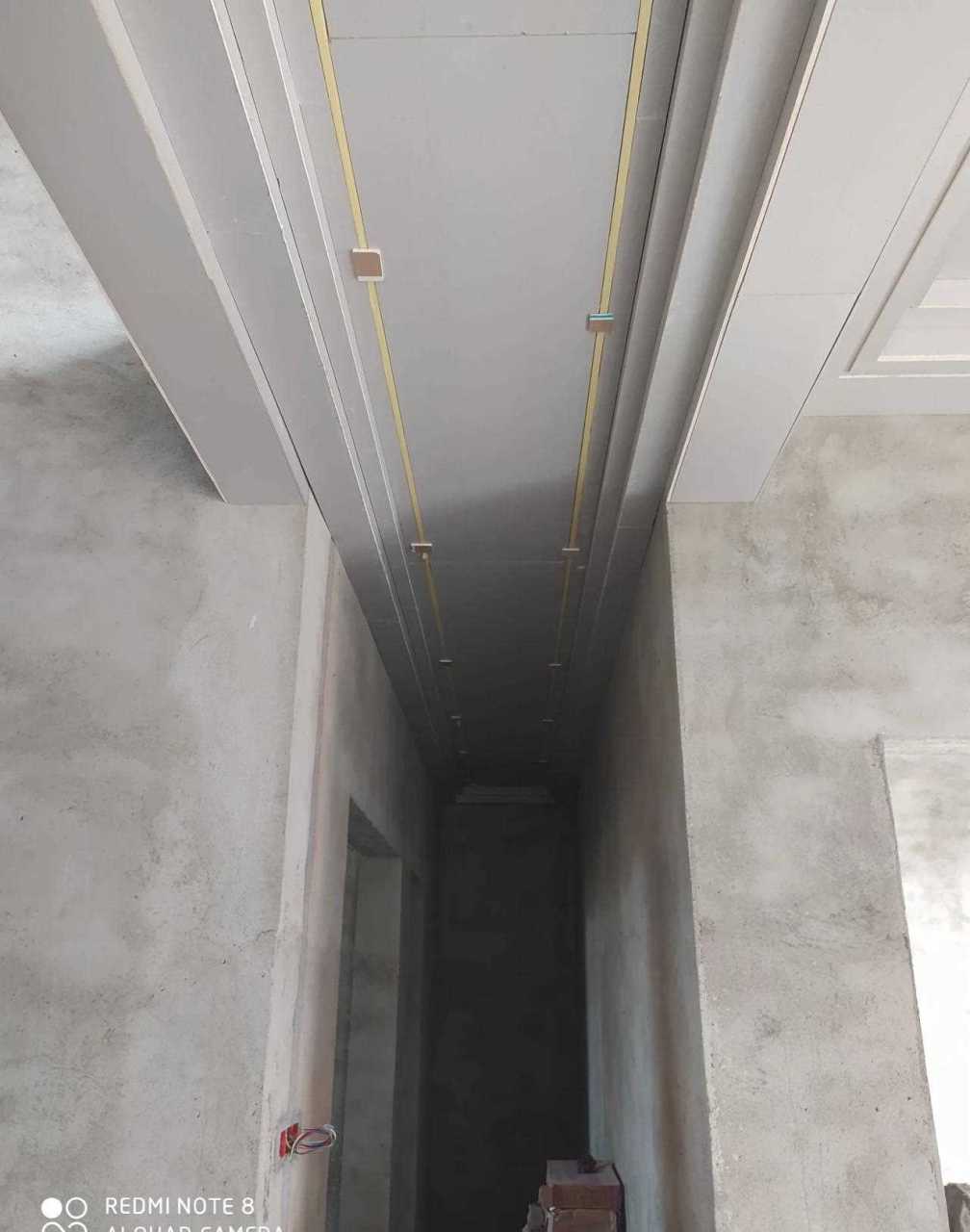 双层石膏板吊顶在家庭装修中是不能忽视的,采用双层石膏板轻钢龙骨