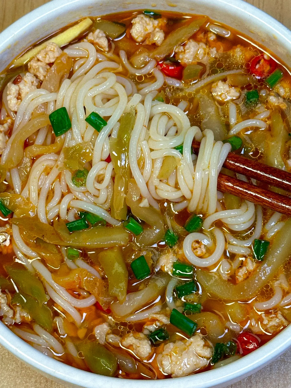 今天做了这个榨菜肉末米粉,榨菜清脆爽口,米粉q弹,好吃到连汤都不剩